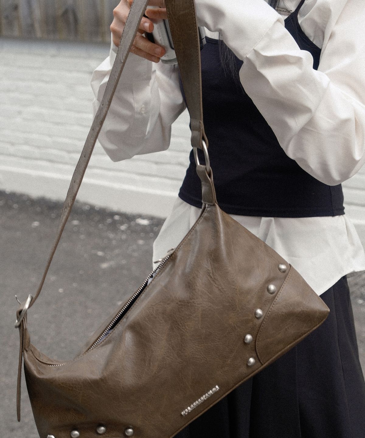 이우가마카라스(IUGAMAKARAS) Studded Hobo Bag (Brown)