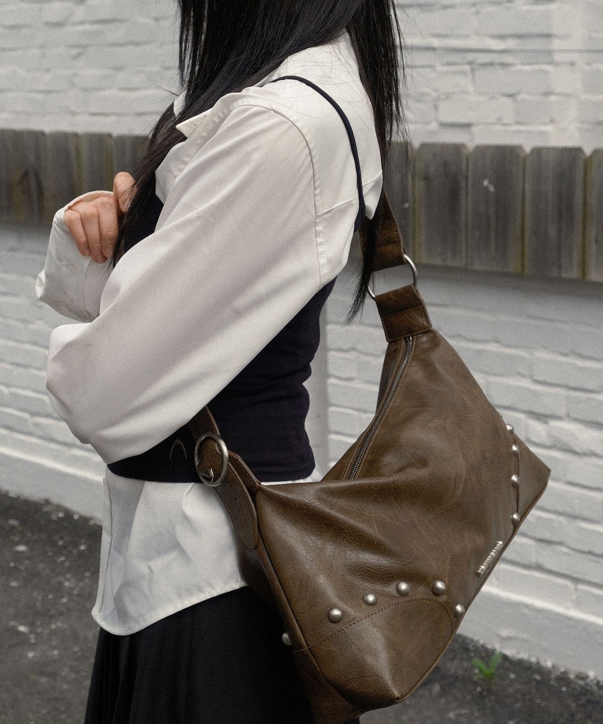 이우가마카라스(IUGAMAKARAS) Studded Hobo Bag (Brown)