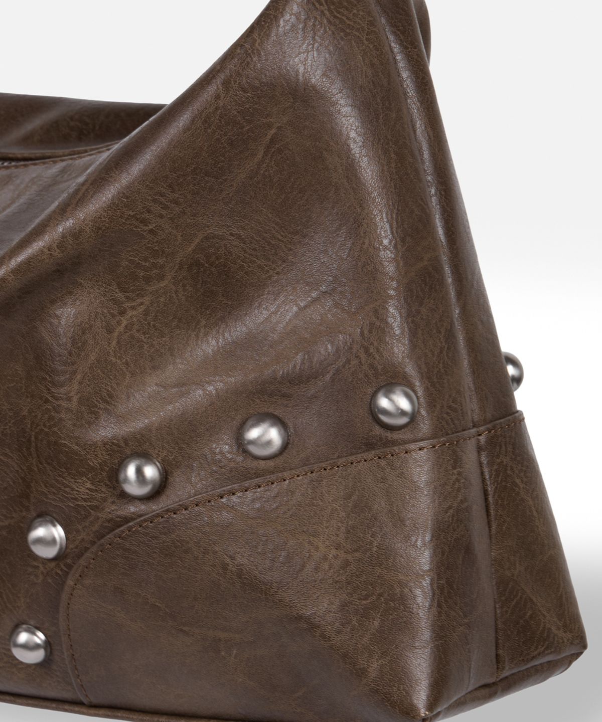 이우가마카라스(IUGAMAKARAS) Studded Hobo Bag (Brown)