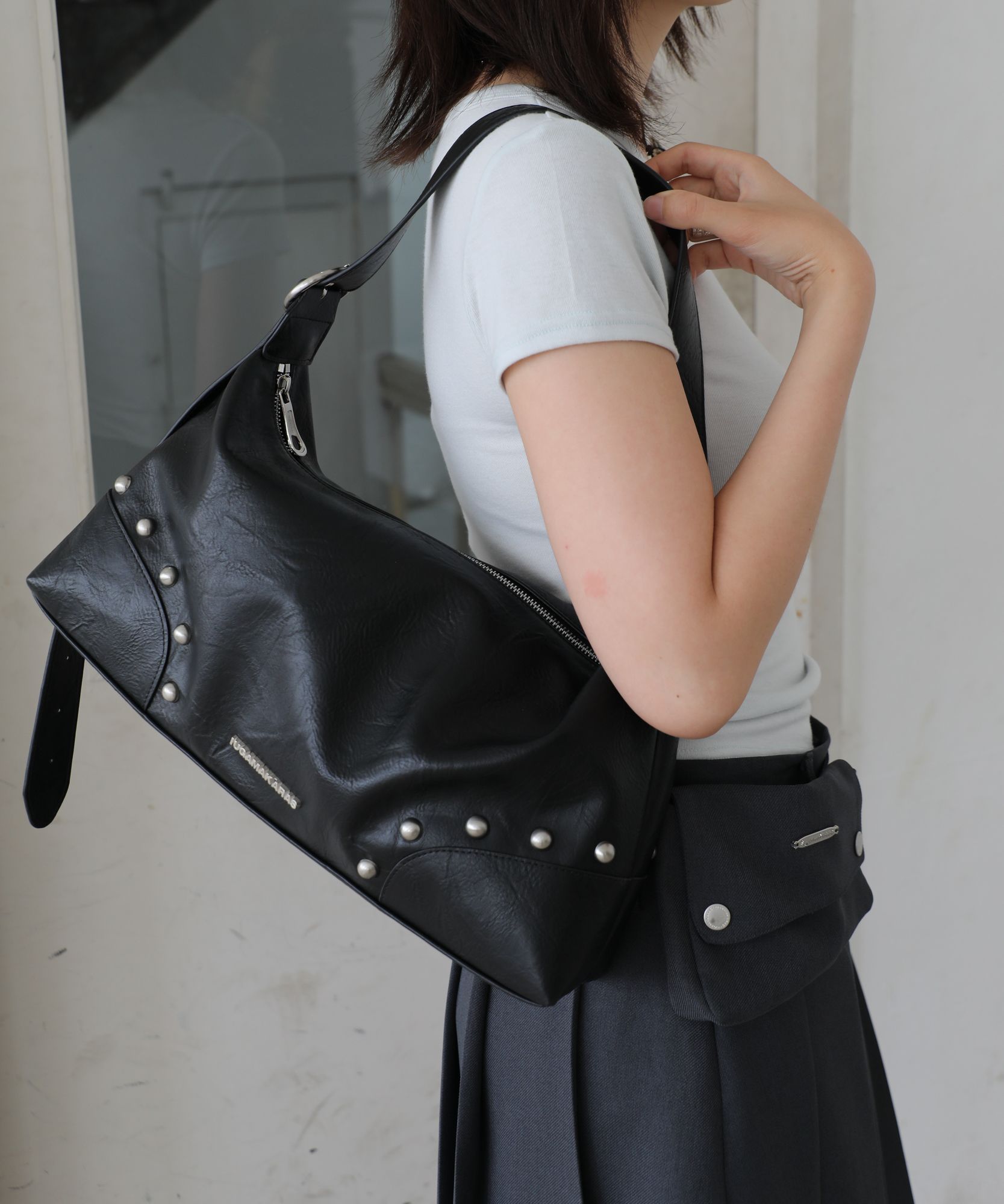 【IUGAMAKARAS】バッグ 男女兼用 Nylon Strap Hobo Bag (Black) IUGAMAKARAS】バッグ 男女兼用 Nylon Strap Hobo Bag (Black