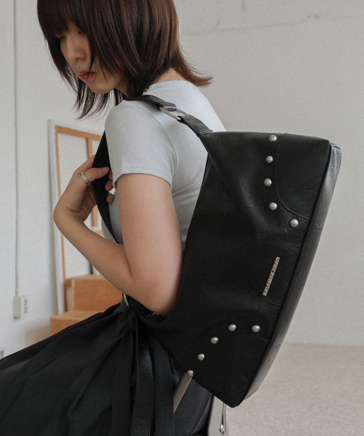 이우가마카라스(IUGAMAKARAS) Studded Hobo Bag (Black)