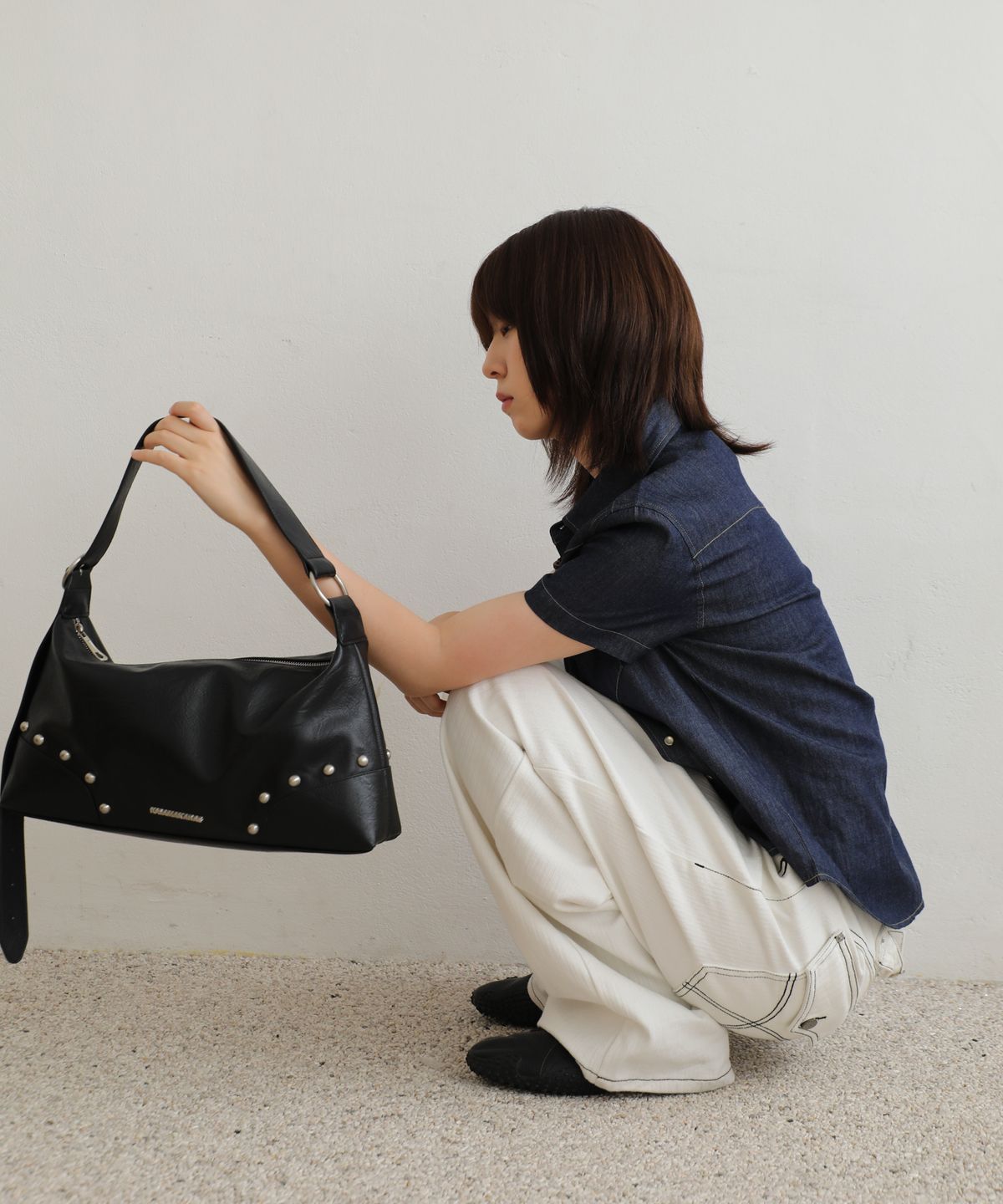 이우가마카라스(IUGAMAKARAS) Studded Hobo Bag (Black)