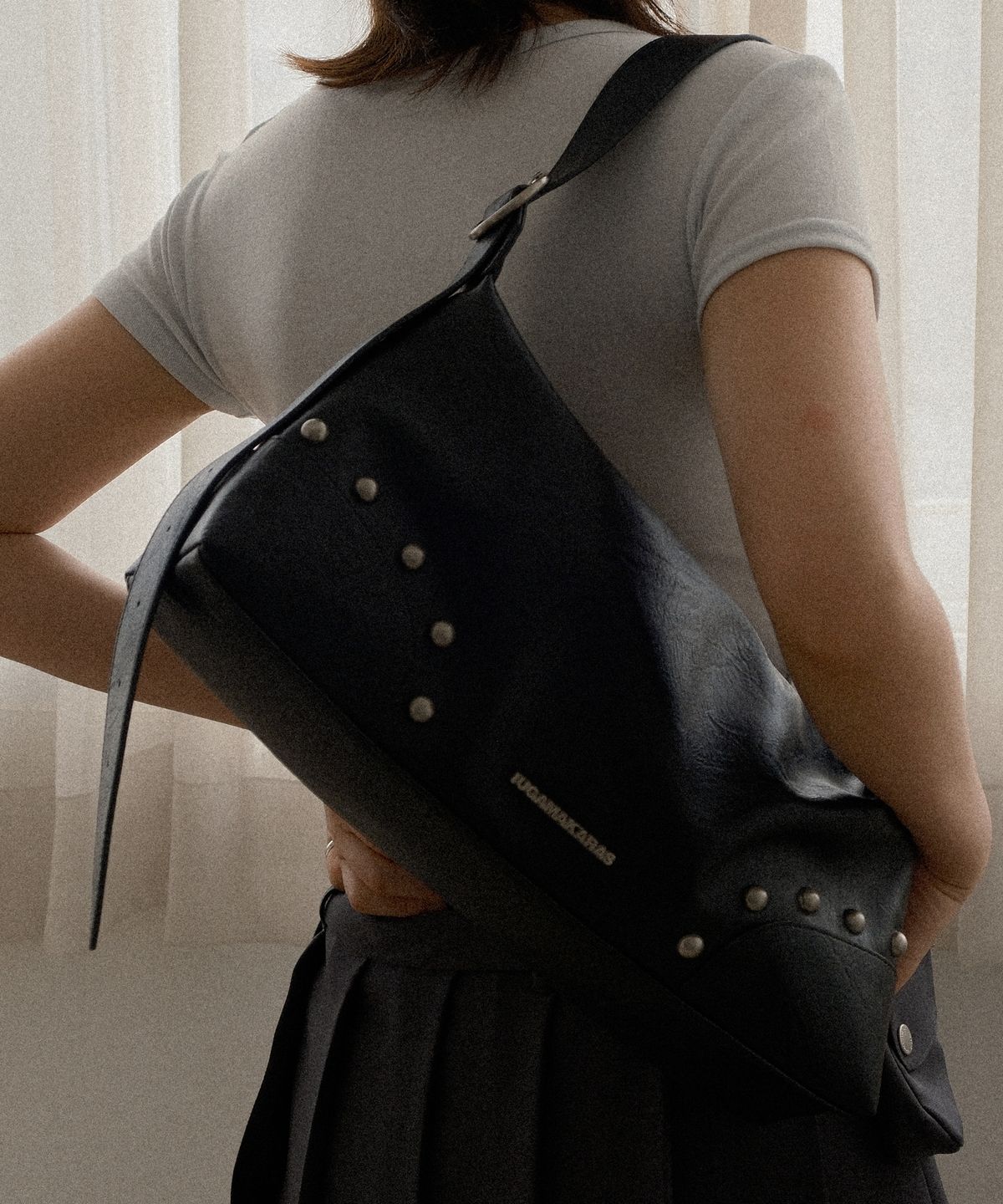 이우가마카라스(IUGAMAKARAS) Studded Hobo Bag (Black)
