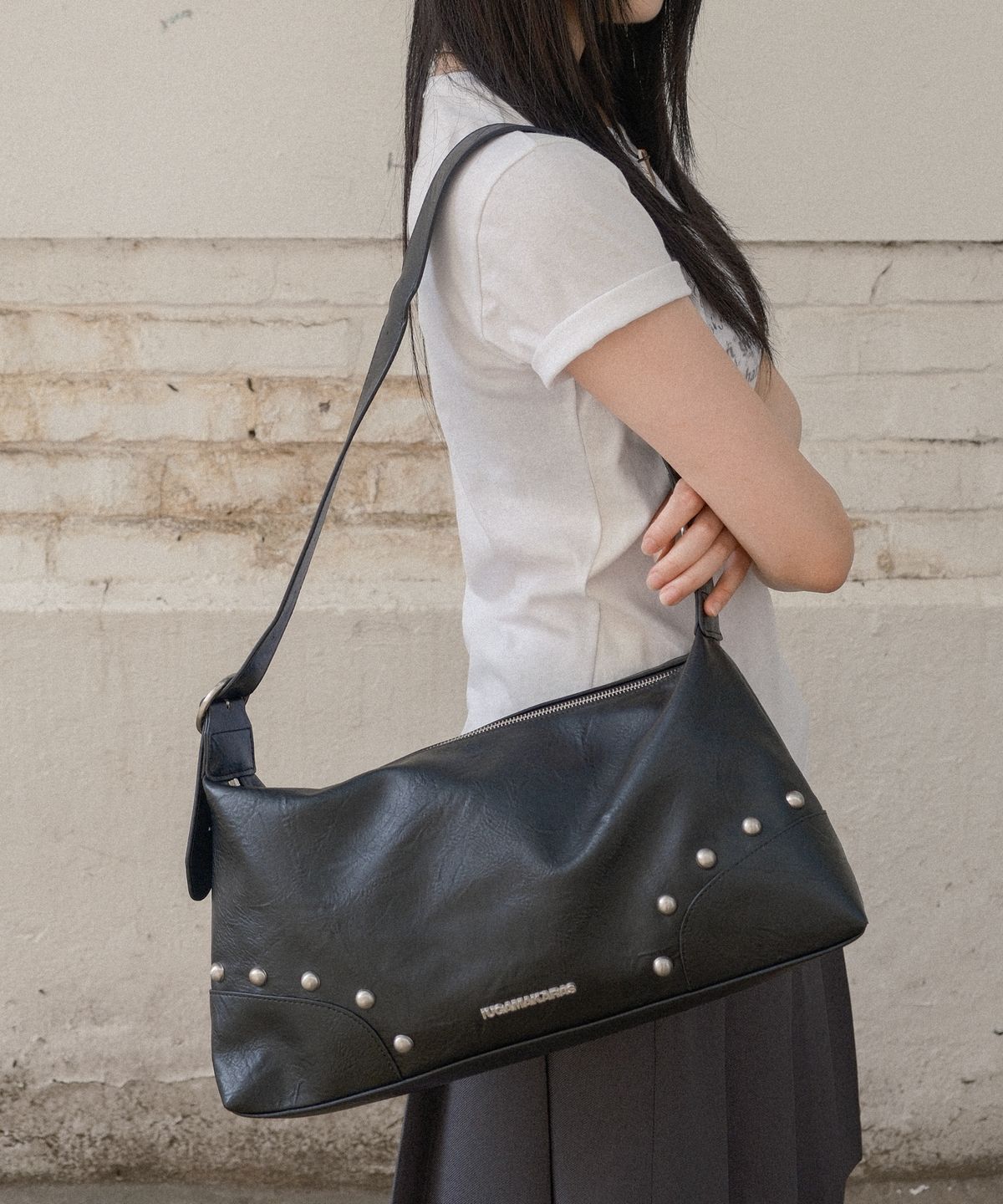 이우가마카라스(IUGAMAKARAS) Studded Hobo Bag (Black)