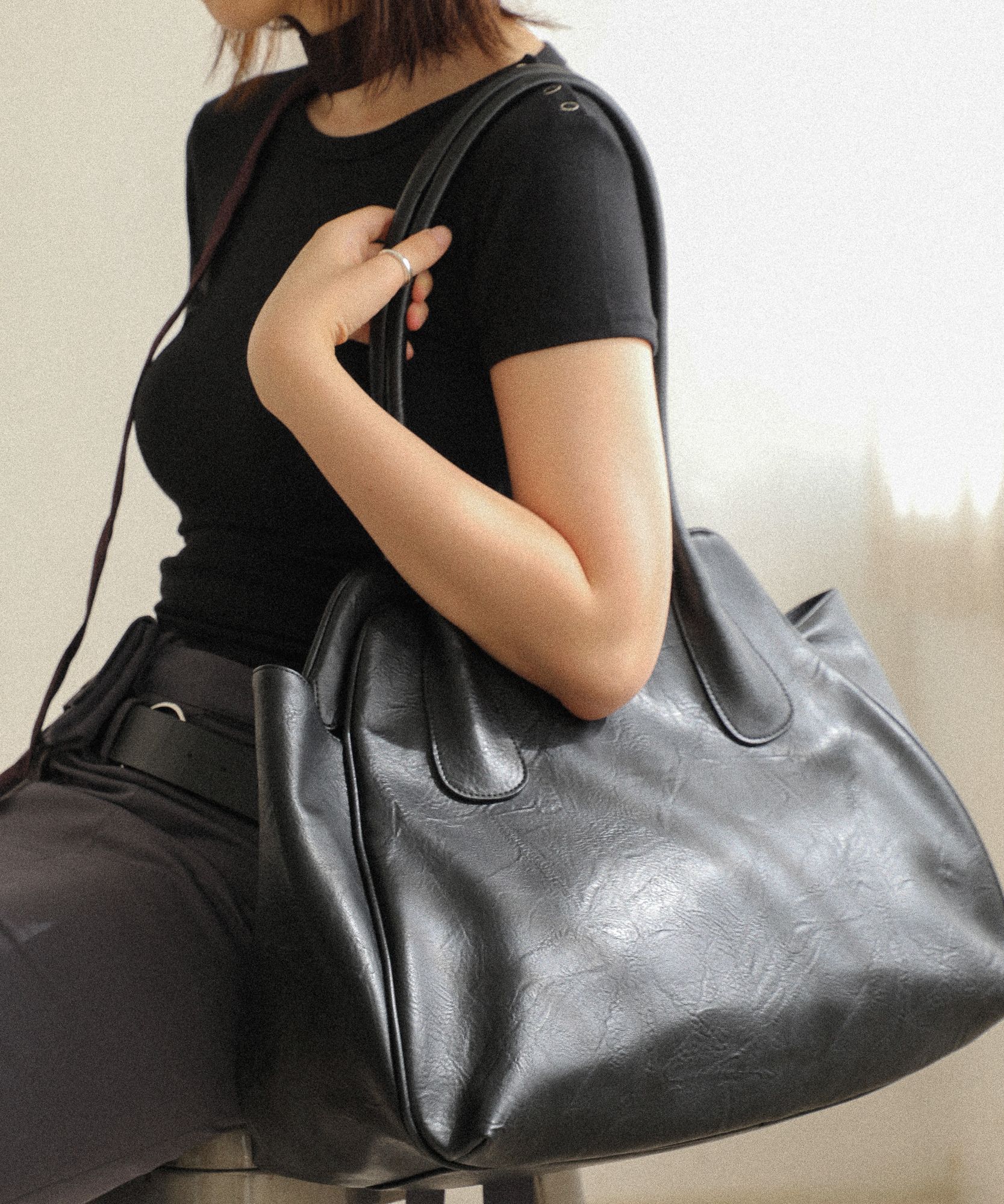 【IUGAMAKARAS】バッグ Bread Leather Shoulder Bag (Black) MUSINSA | IUGAMAKARAS Bread Leather Shoulder Bag (Black)