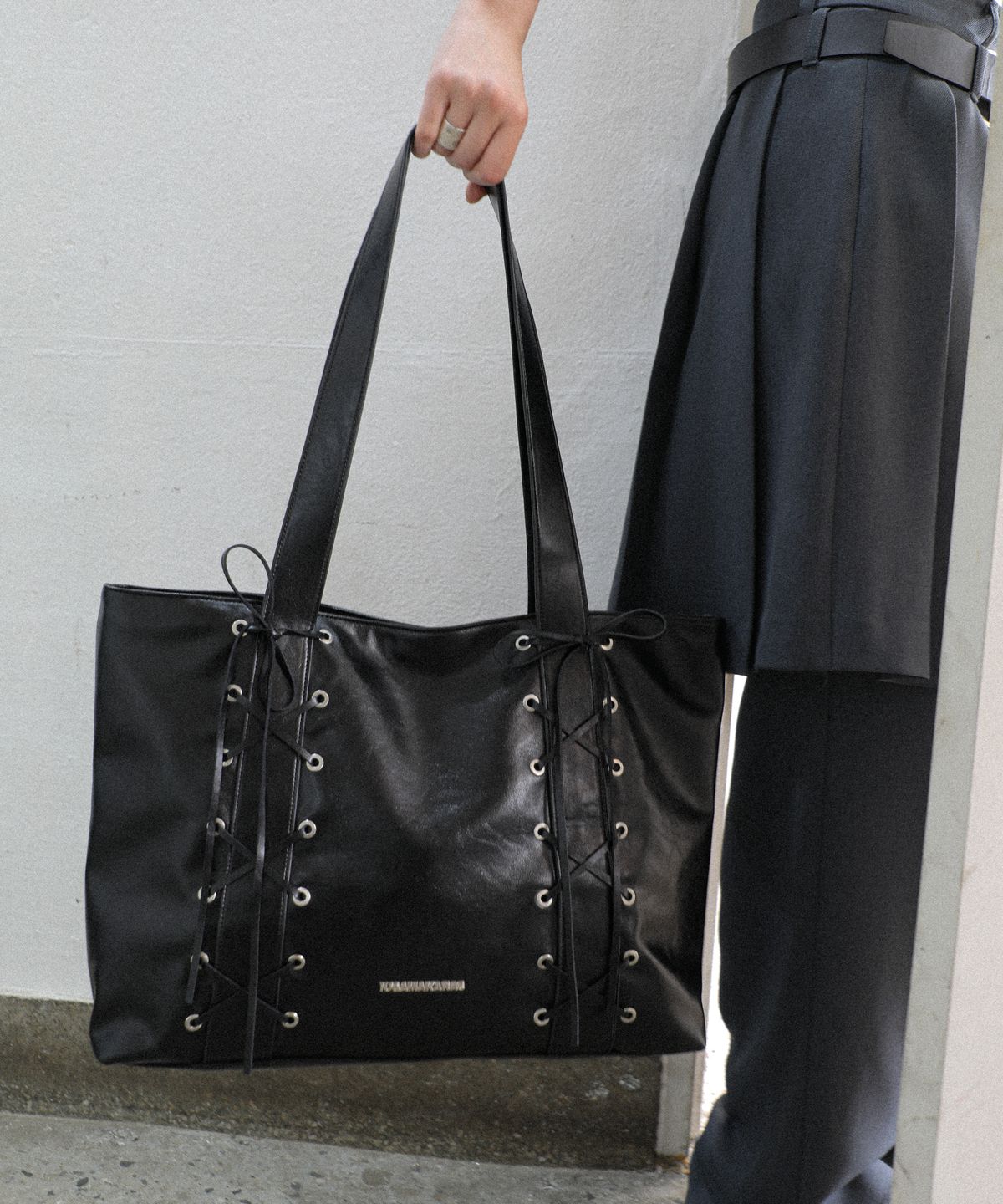 이우가마카라스(IUGAMAKARAS) Eyelet Ribbon Leather Shoulder Bag (Black)