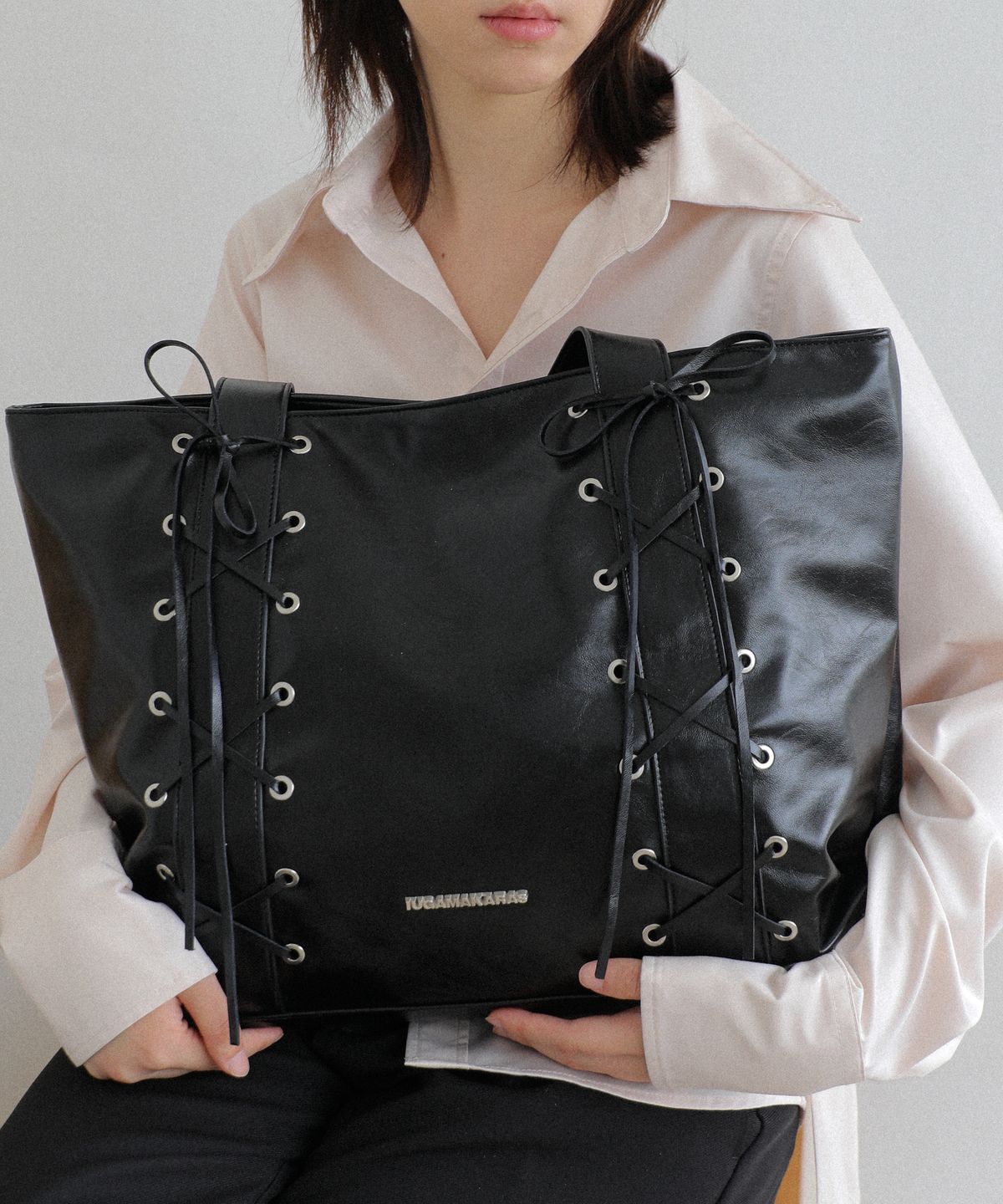 이우가마카라스(IUGAMAKARAS) Eyelet Ribbon Leather Shoulder Bag (Black)