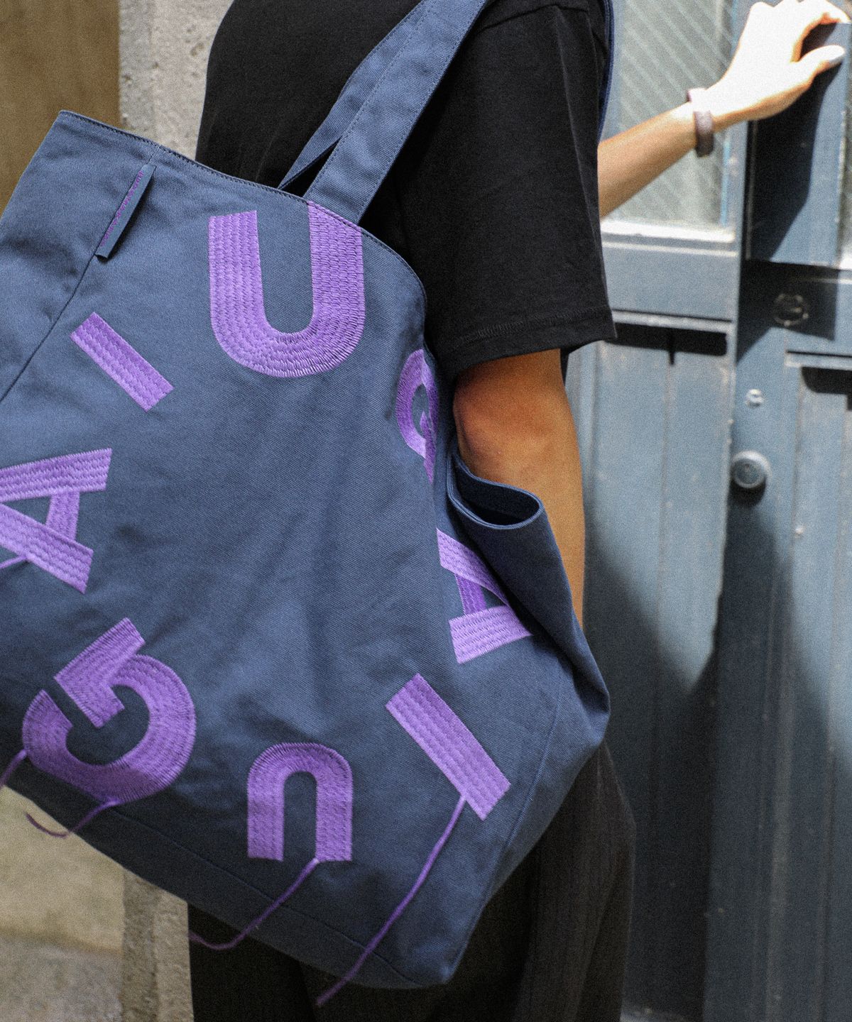 이우가마카라스(IUGAMAKARAS) IUGA Big Shopper Bag (Navy)