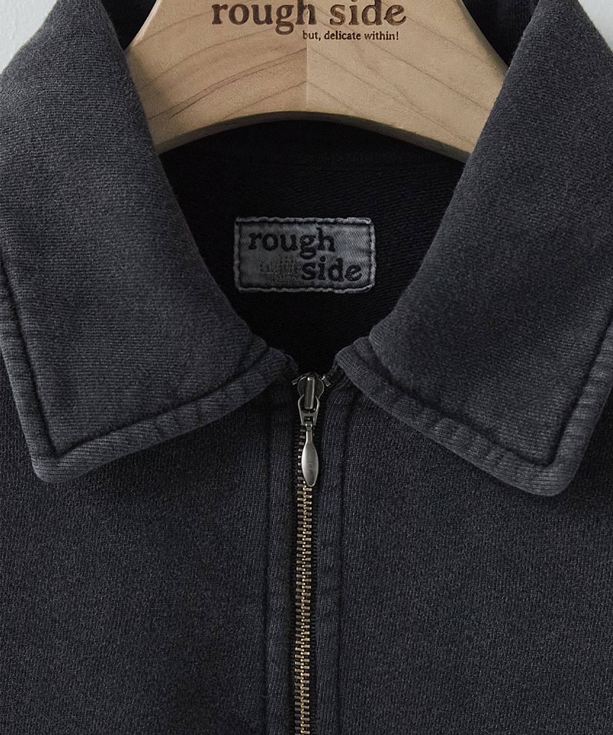 러프사이드(ROUGHSIDE) Faded Quarter Zip Sweat Vintage Charcoal