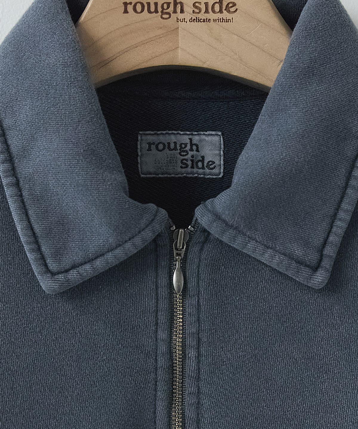 러프사이드(ROUGHSIDE) Faded Quarter Zip Sweat Vintage Blue