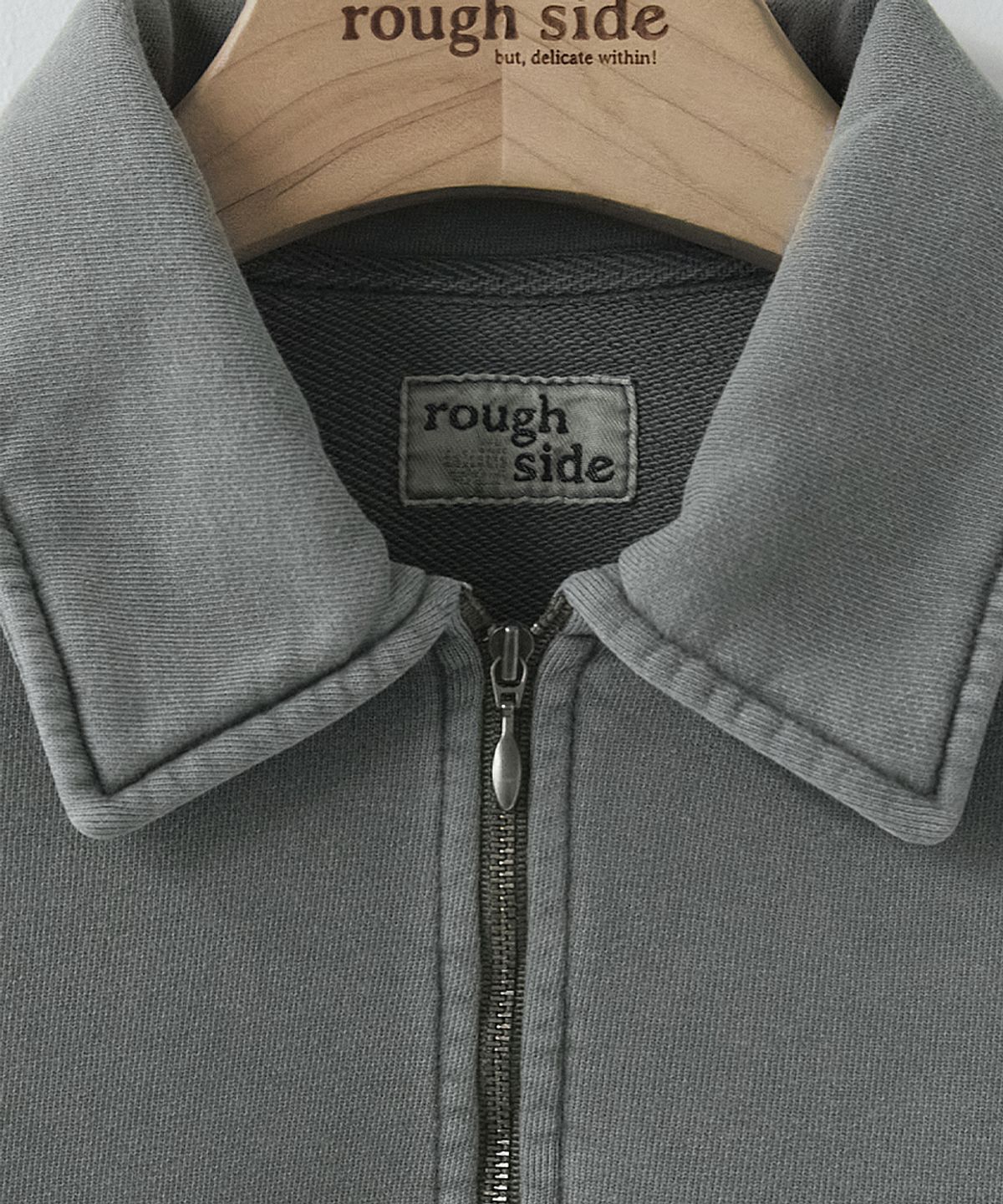 러프사이드(ROUGHSIDE) Faded Quarter Zip Sweat Vintage Grey