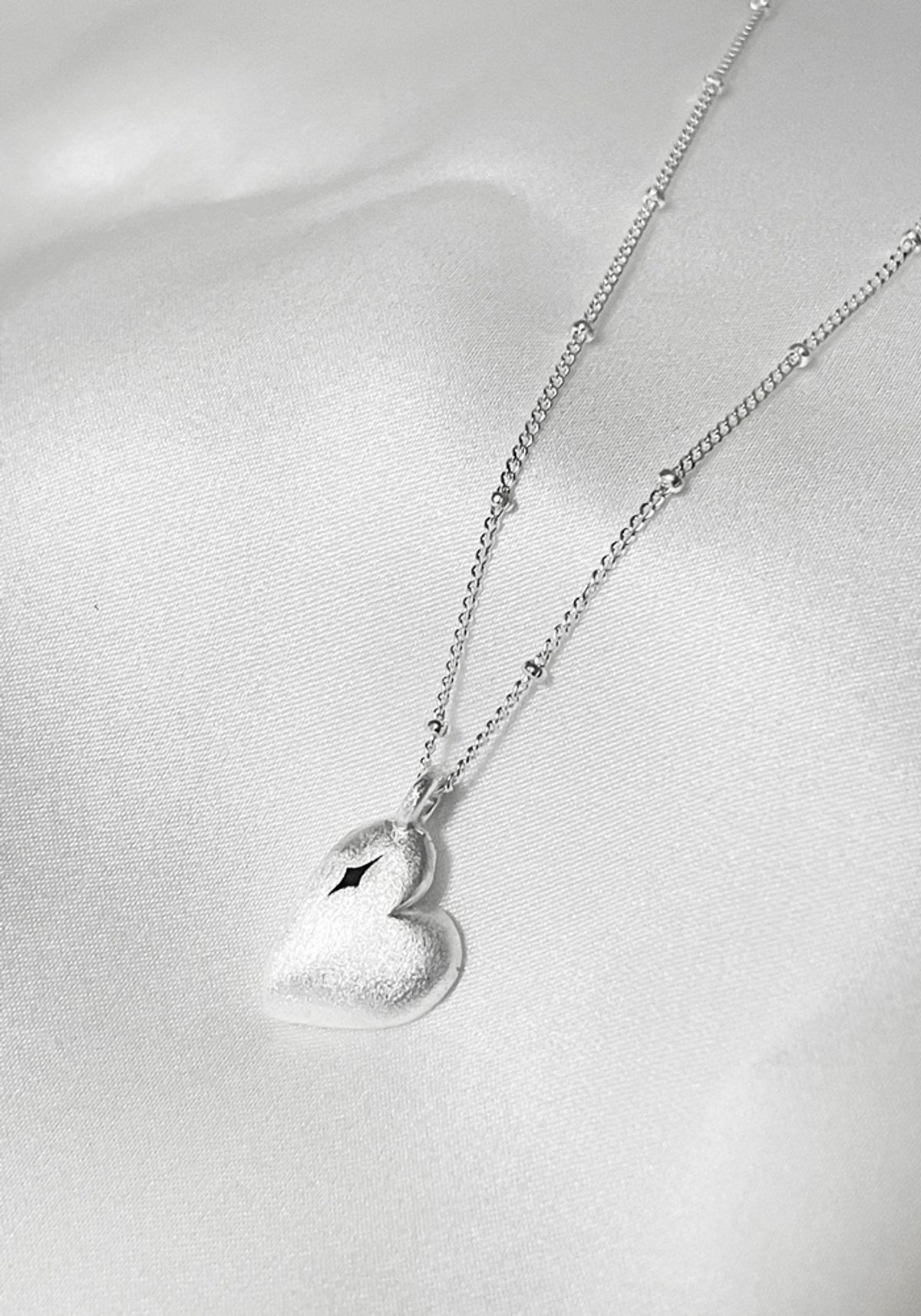 오버그레이(OVERGREY) Sparkling Heart Necklace