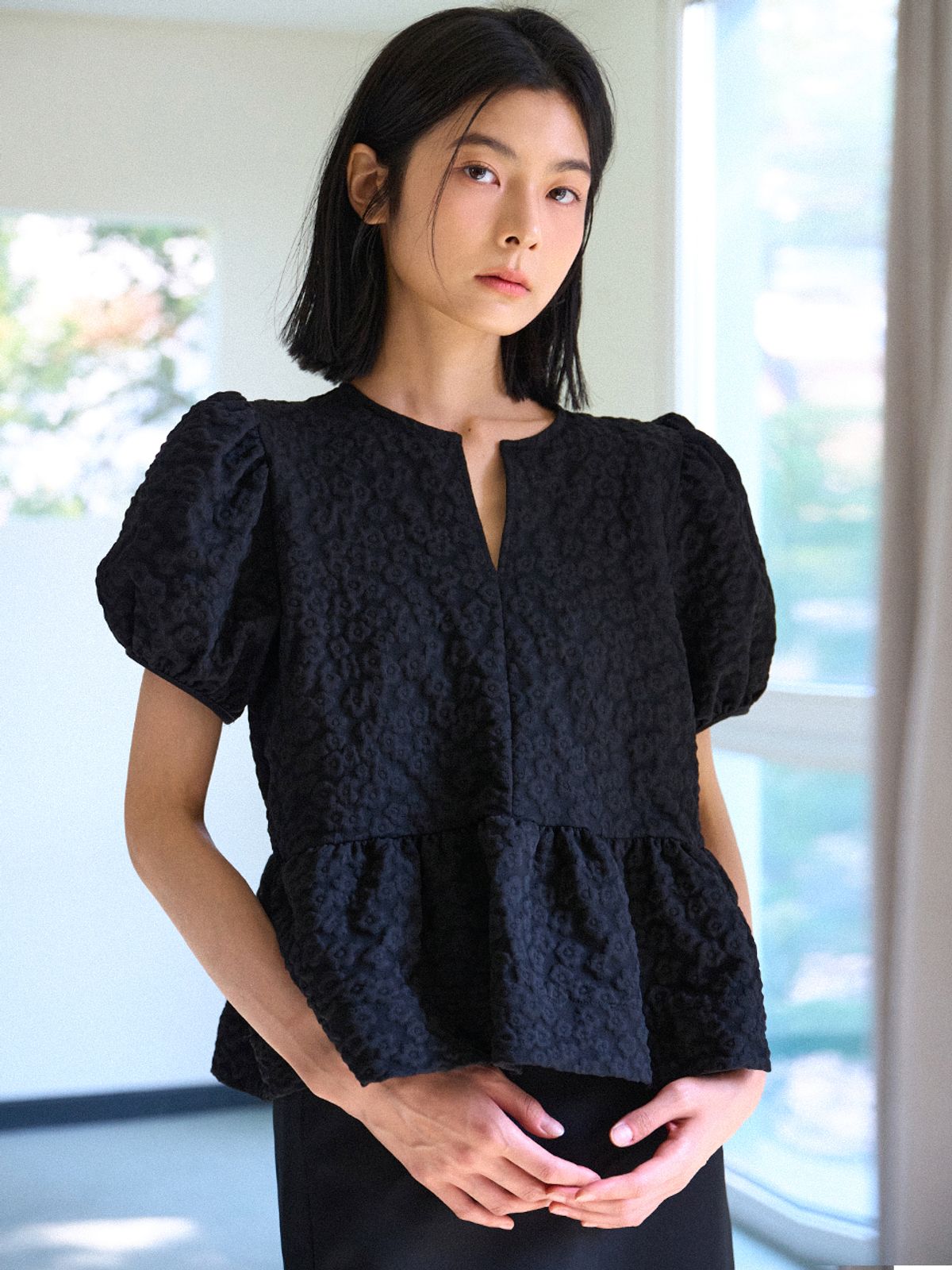 히비스커스블룸(HIBISCUS BLOOM) 데이지 자카드 퍼프 블라우스 [Black]