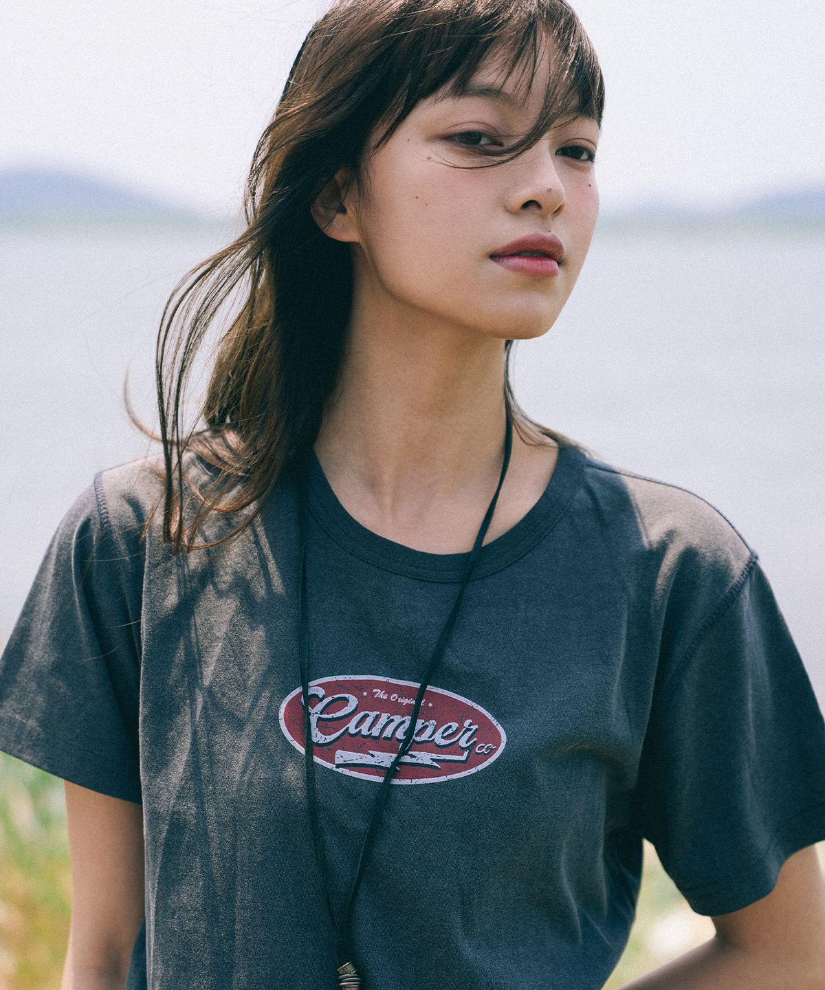 페이크캠퍼(FAKE CAMPER) 우먼스 크랙 써클 로고 크롭  반팔 티셔츠 [CHACOAL]