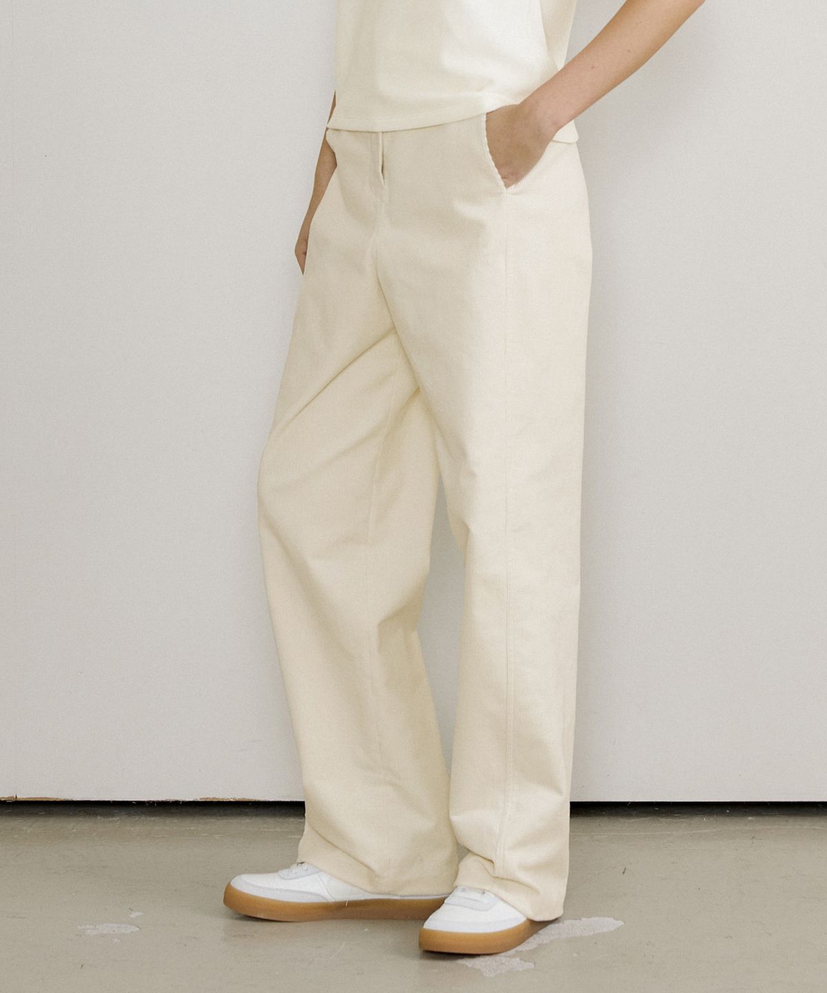 오떼뜨(OCTETTE) CURVED CORDUROY PANTS_CREAM