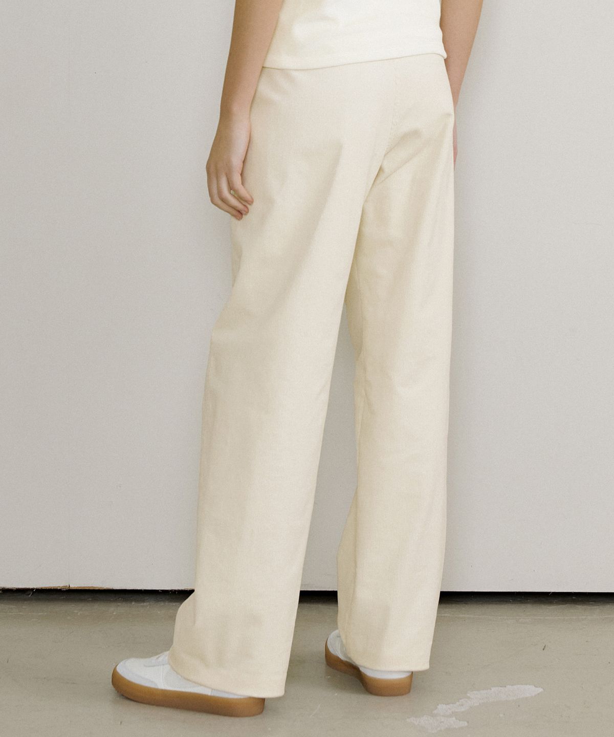 오떼뜨(OCTETTE) CURVED CORDUROY PANTS_CREAM