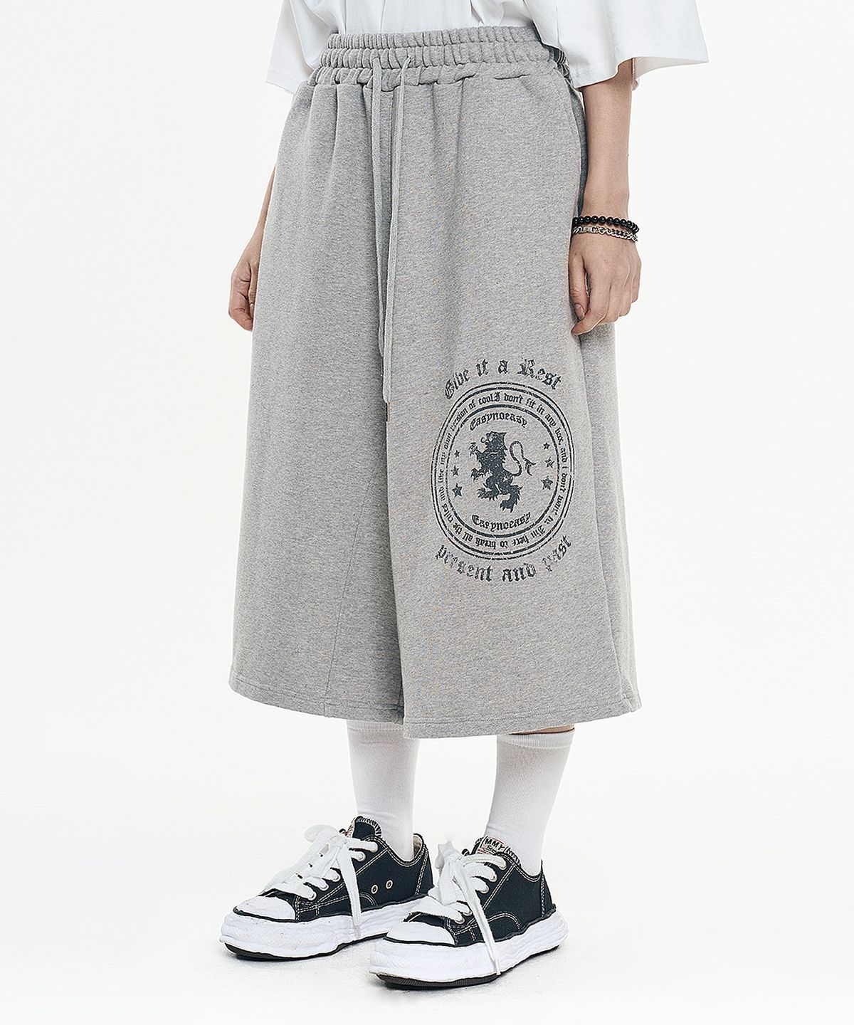 이지노이지(EASY NO EASY) 빅 엠블럼 버뮤다 스웨트 팬츠 - 네이비