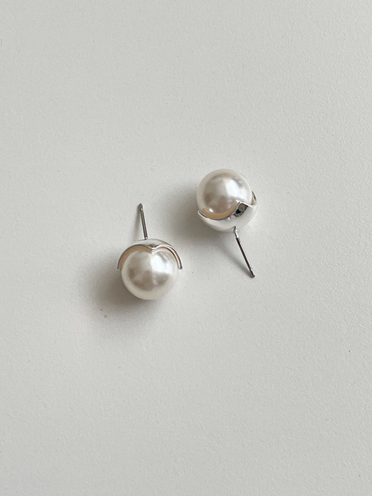 엘리오나(ELYONA) Light Back Pearl Earrings 진주귀걸이 12mm