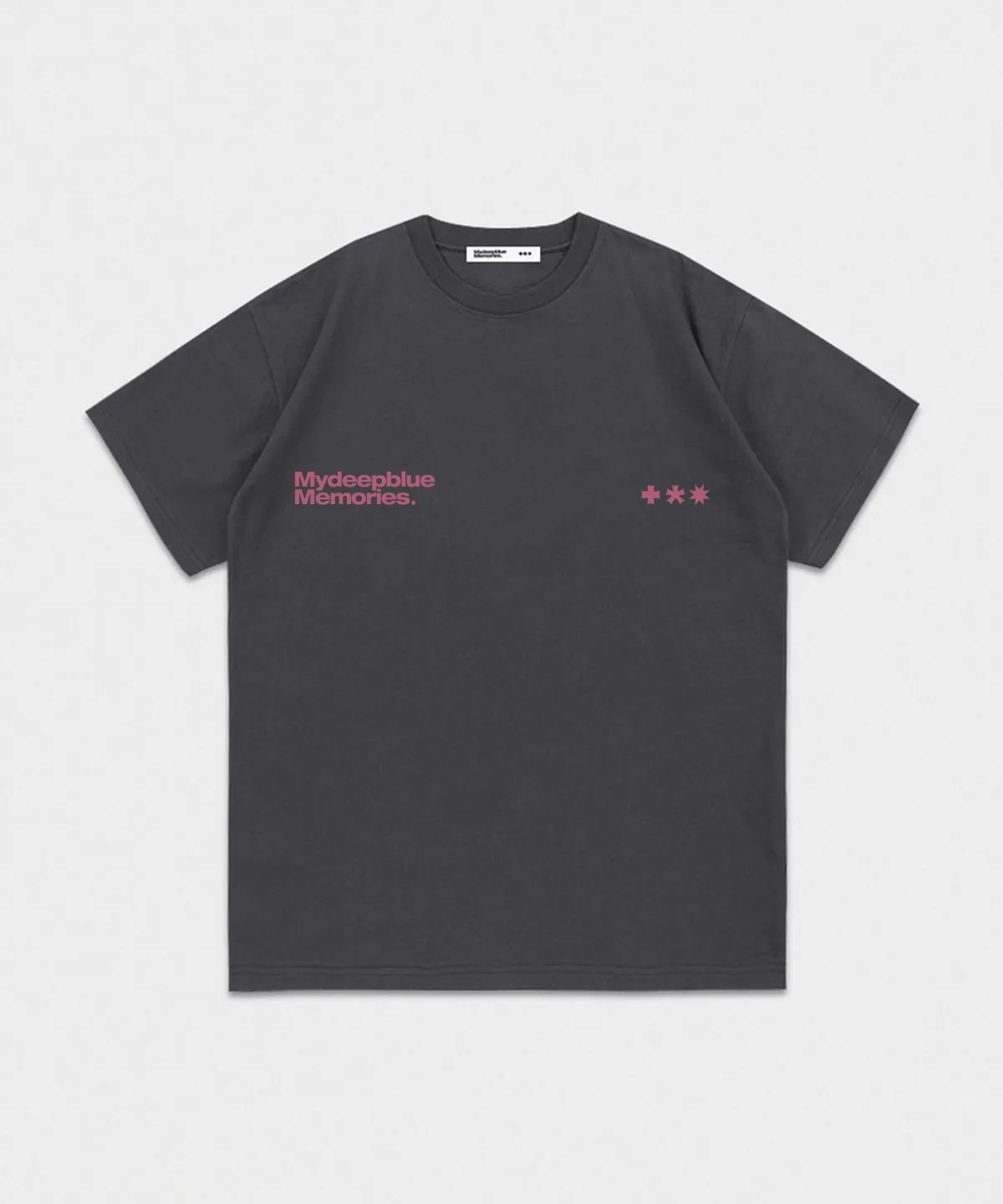 마이딥블루메모리즈(MY DEEP BLUE MEMORIES) Mm Symbol Logo T-Shirts (CHARCOAL / PINK)