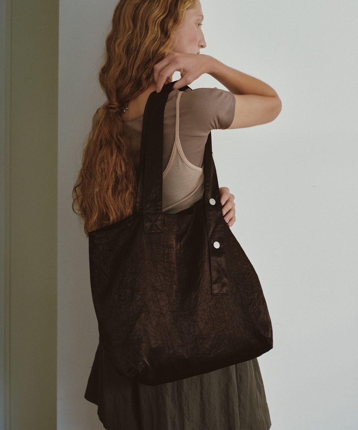 태서울(TAESEOUL) Leaf lounge bag (Deep brown)