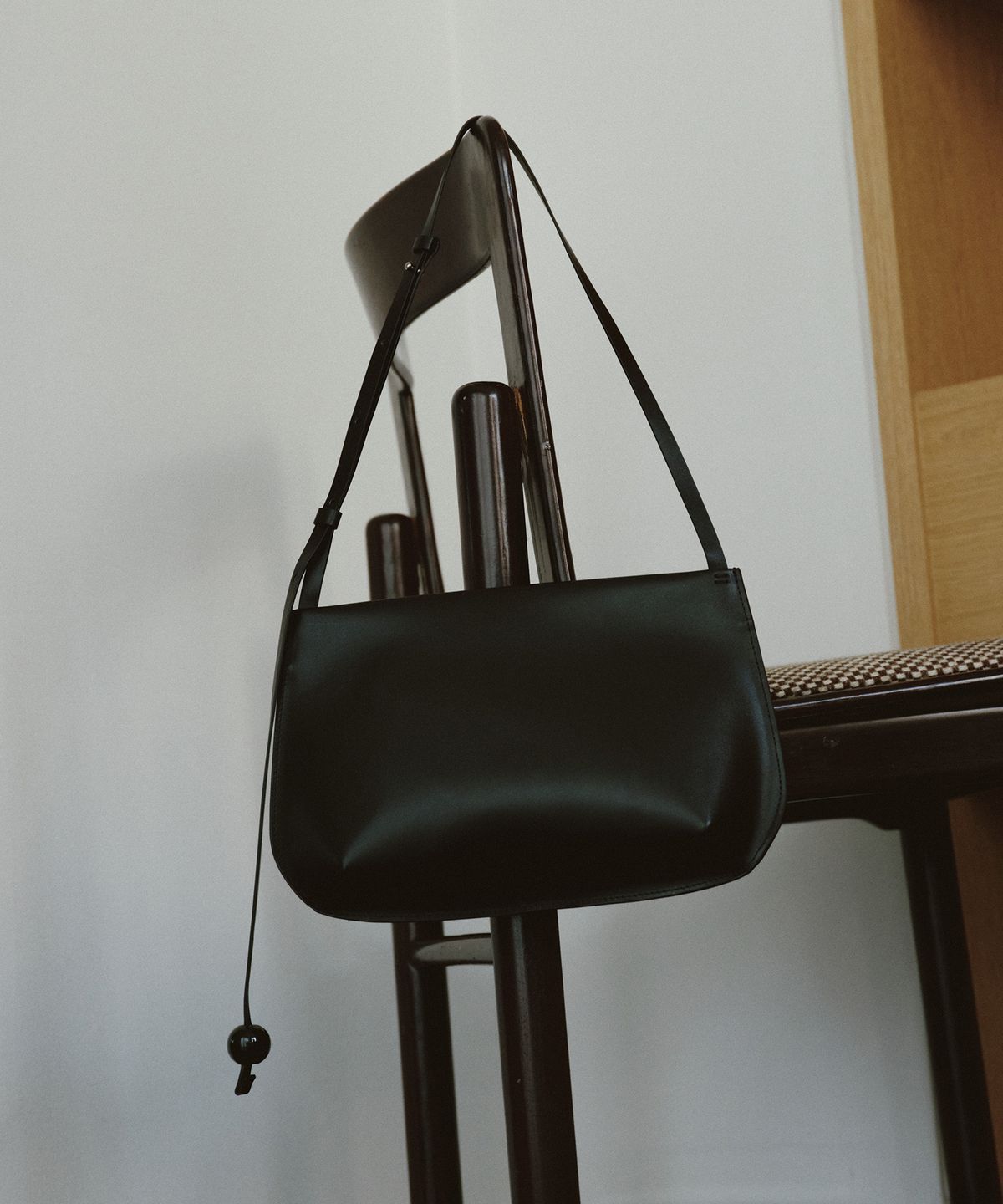 태서울(TAESEOUL) Pebble shoulder bag (Black)