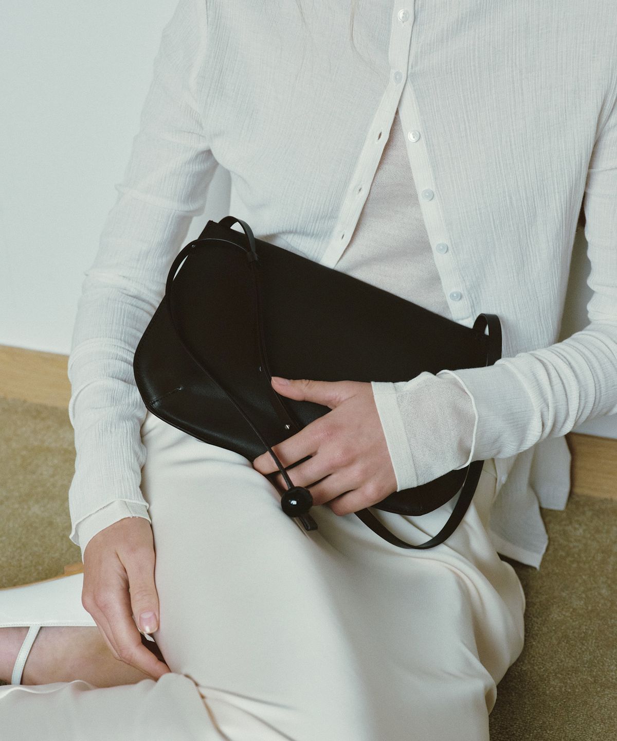 태서울(TAESEOUL) Pebble shoulder bag (Chocolate brown)