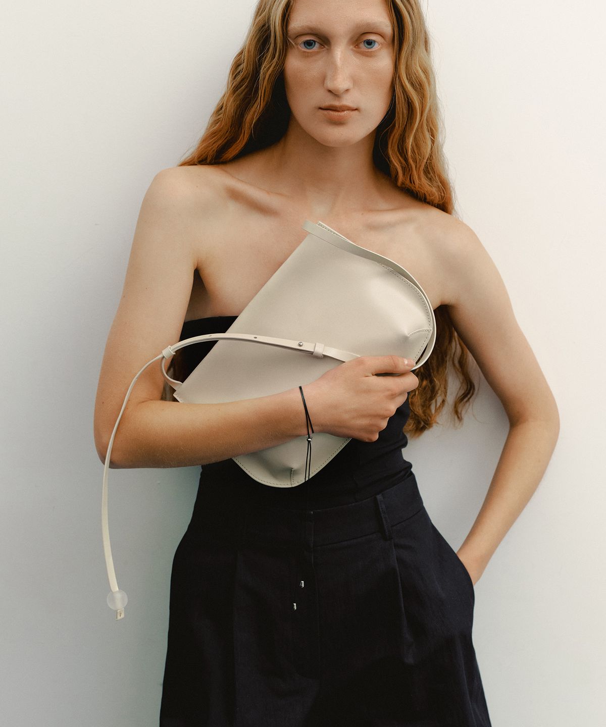 태서울(TAESEOUL) Pebble shoulder bag (Beige)