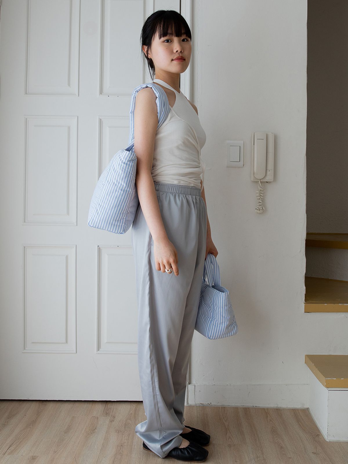 샤이티모시(SHYTIMOTHEE) Large stripe padded bag _blue