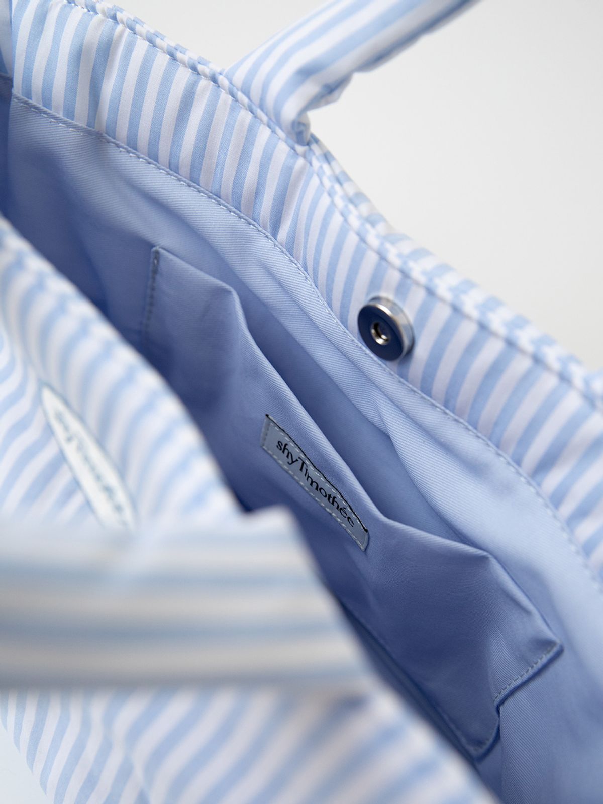 샤이티모시(SHYTIMOTHEE) Large stripe padded bag _blue