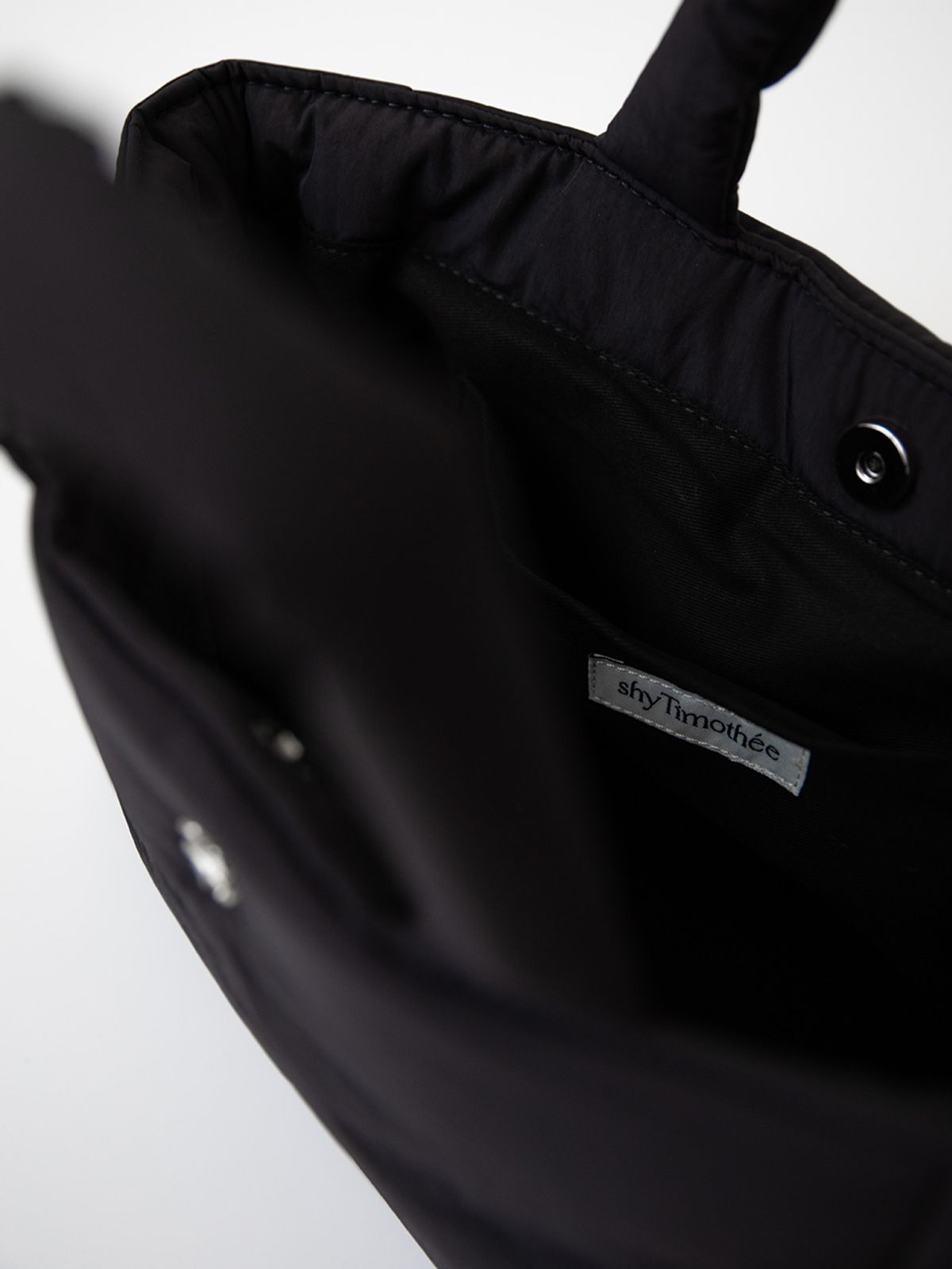 샤이티모시(SHYTIMOTHEE) Large soft padded bag _black