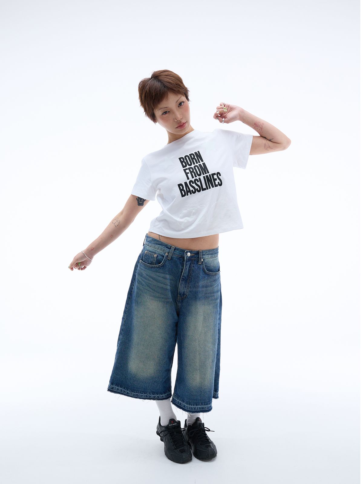 이이이알알알(EEERRR) Born From Basslines Grossy Printing semi-crop T-shirt (White)