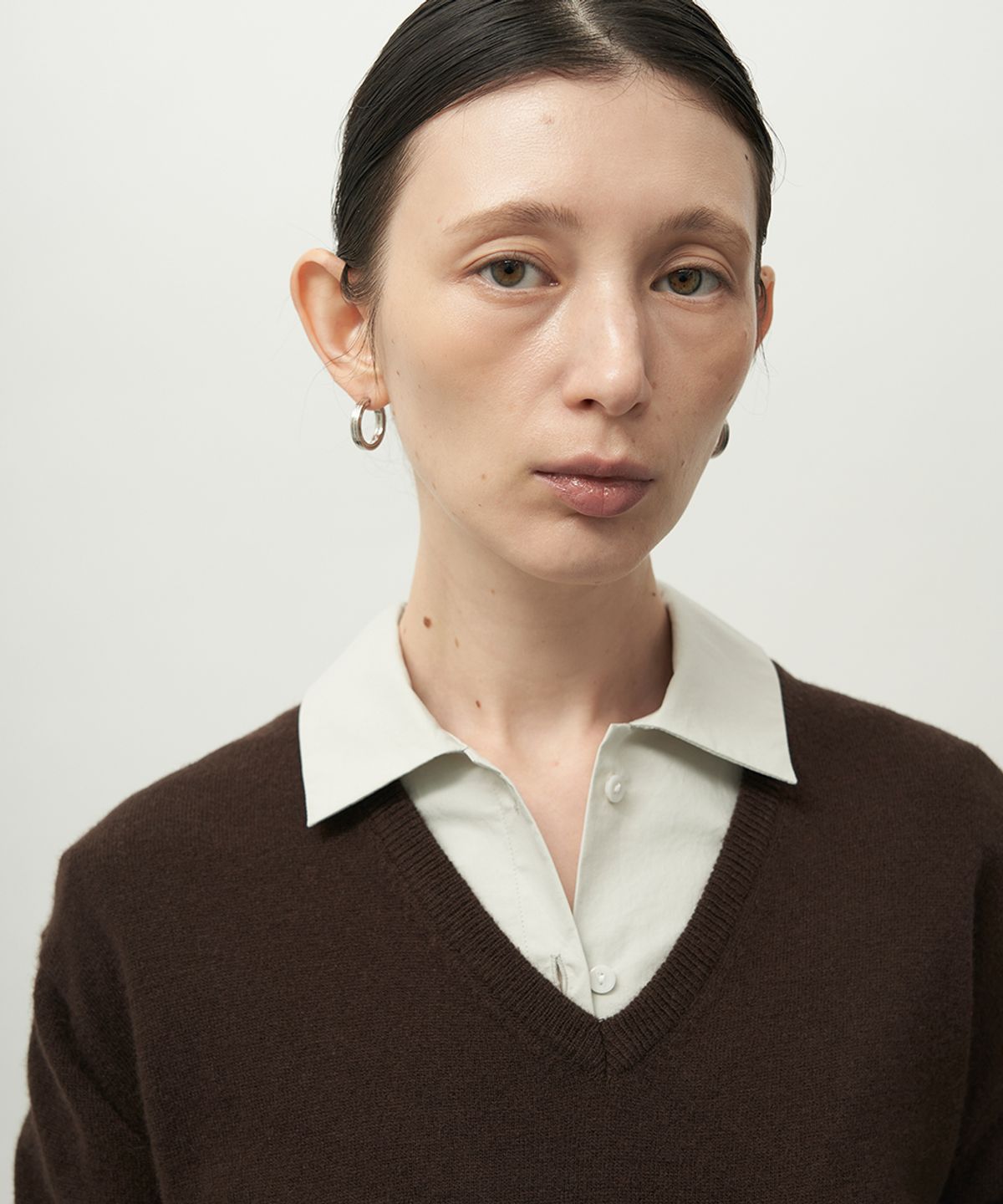 러프사이드 화이트라벨(ROUGH SIDE WHITE LABEL) Noble V Neck Knit Dark Brown