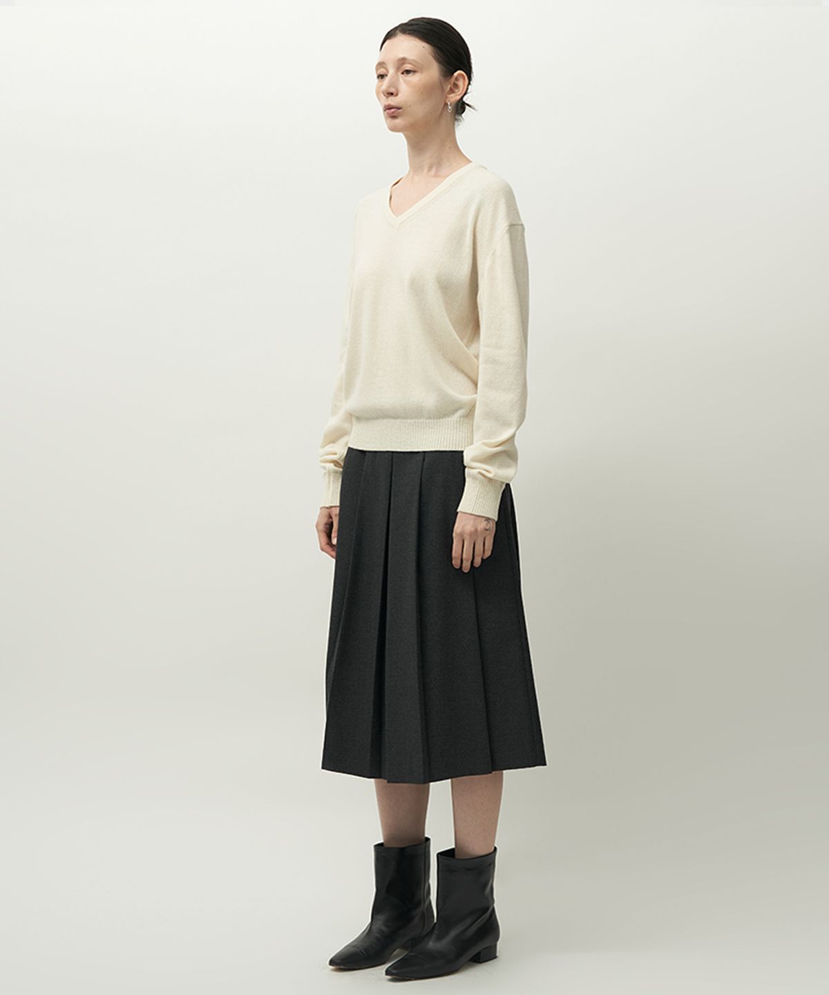 러프사이드 화이트라벨(ROUGH SIDE WHITE LABEL) Noble V Neck Knit Ivory