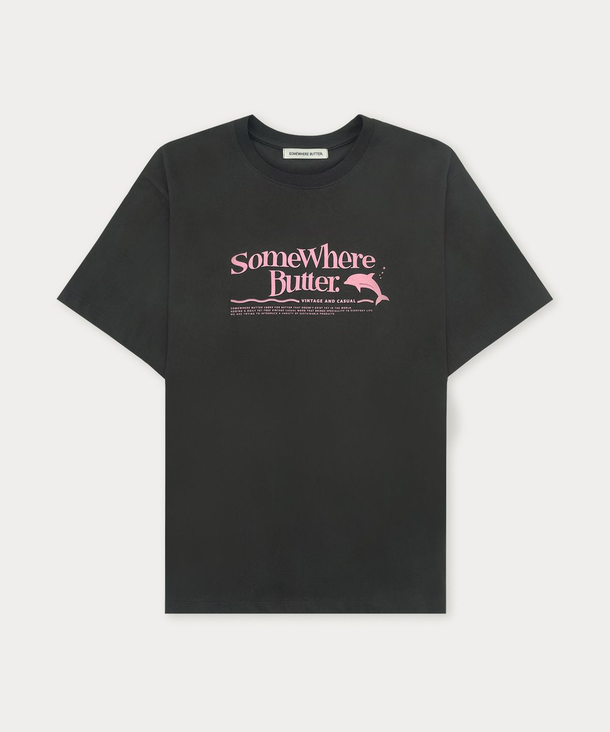 썸웨어버터(SOMEWHEREBUTTER) Dolphin Wave Logo Over-Fit Top - Charcoal