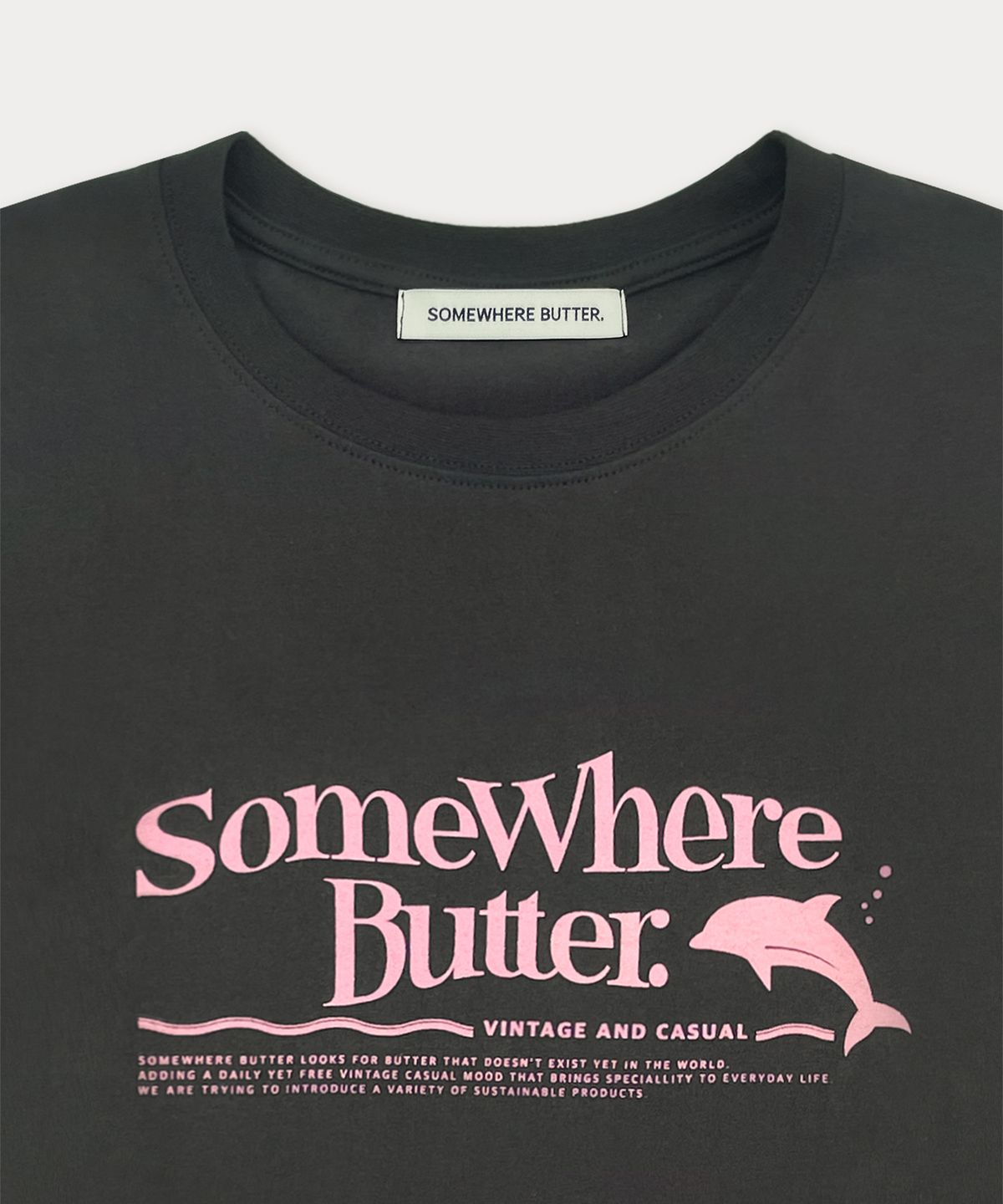 썸웨어버터(SOMEWHEREBUTTER) Dolphin Wave Logo Over-Fit Top - Charcoal