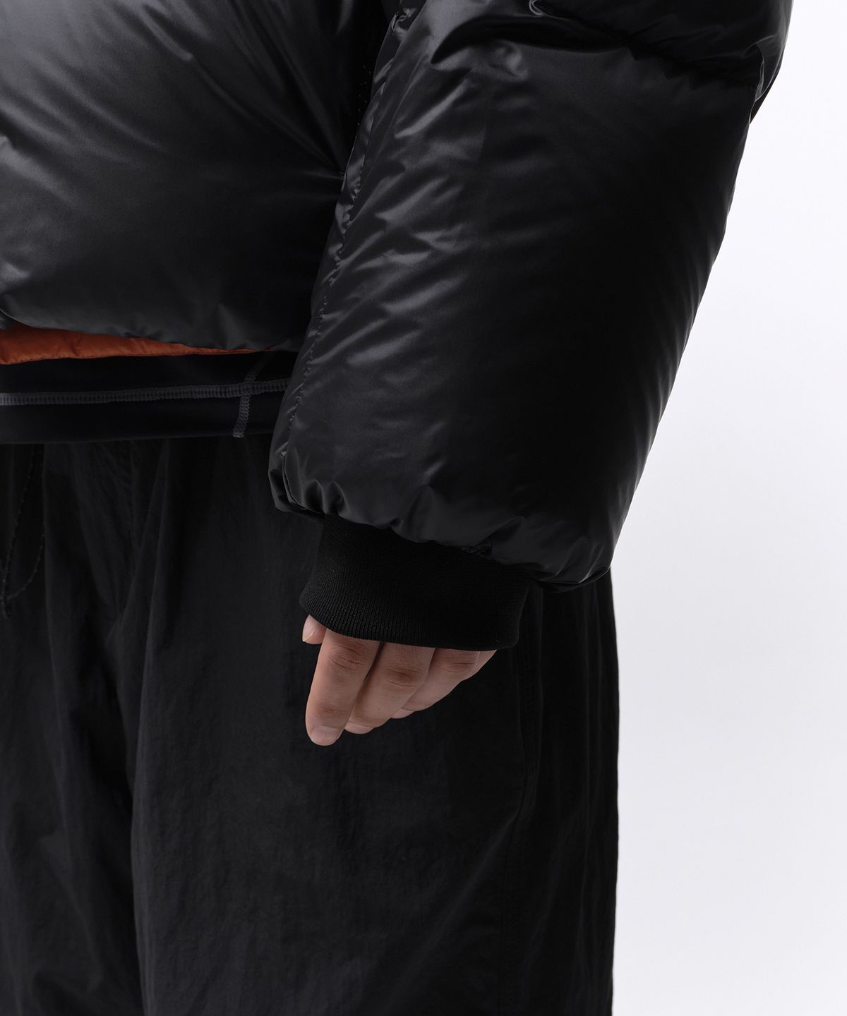 무신사 스탠다드(MUSINSA STANDARD) [시티 레저] 브라이트 후디드 다운 숏 패딩 재킷 [블랙]