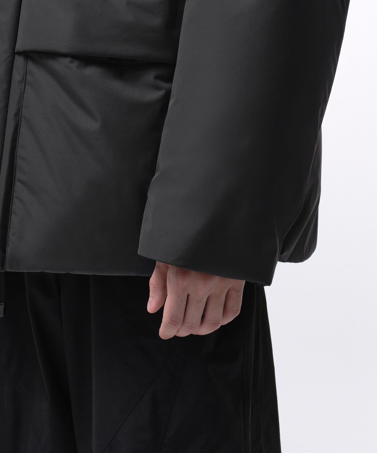 무신사 스탠다드(MUSINSA STANDARD) [시티 레저] 논 퀼팅 후디드 다운 패딩 재킷 [다크 그레이]