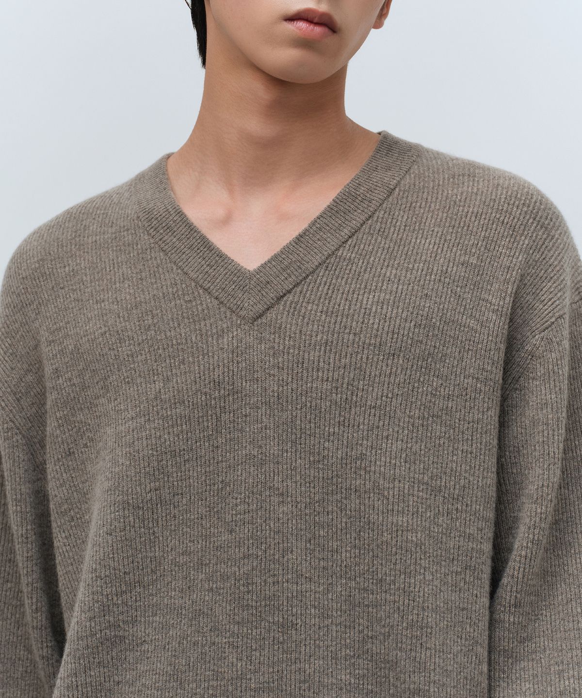 무신사 스탠다드(MUSINSA STANDARD) [빅토리아 울] 미니멀 리브드 브이 넥 니트 [토프]