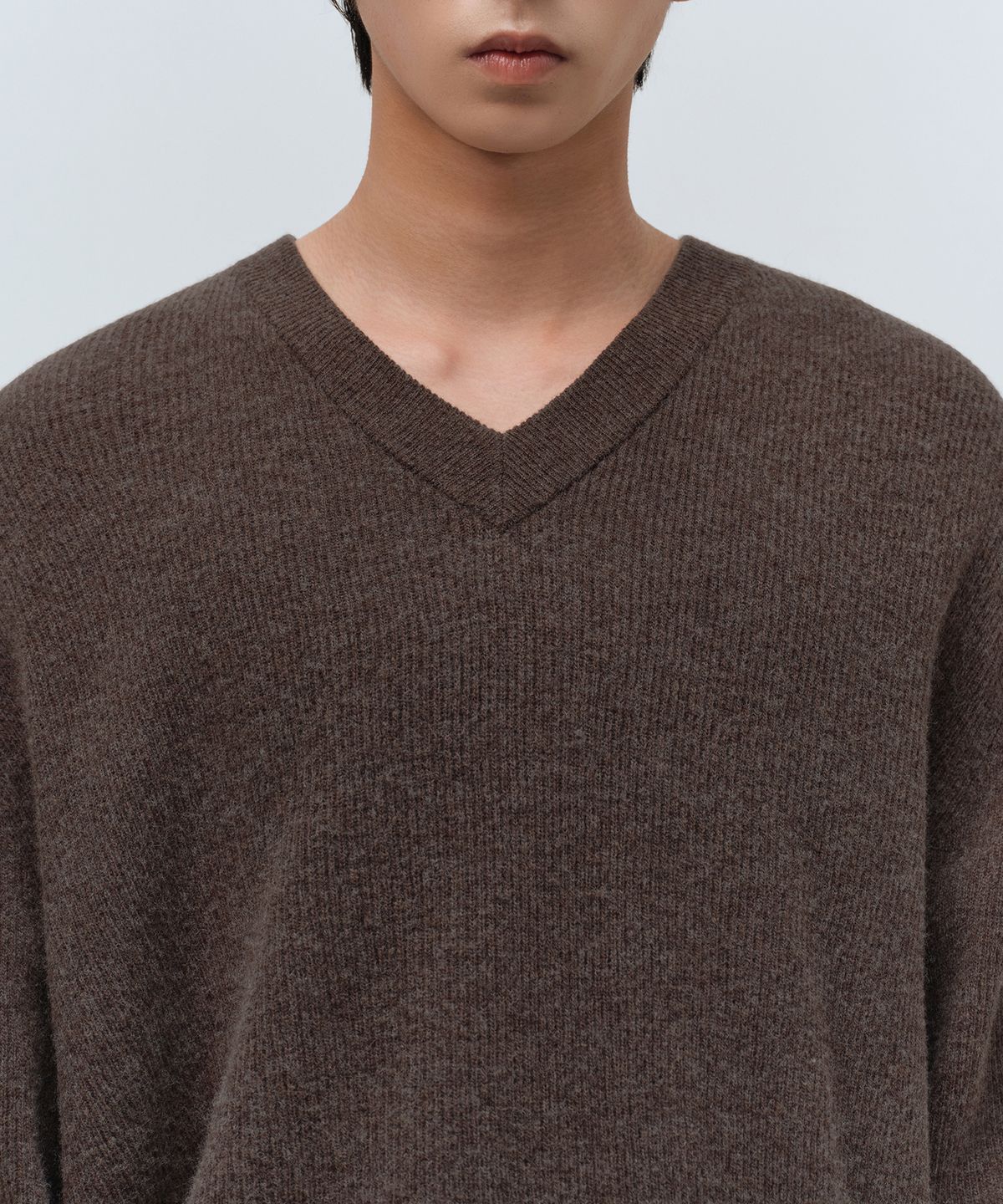 무신사 스탠다드(MUSINSA STANDARD) [빅토리아 울] 미니멀 리브드 브이 넥 니트 [브라운]