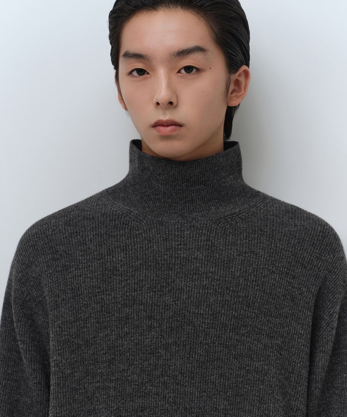 무신사 스탠다드(MUSINSA STANDARD) [스토커즈 컬래버][빅토리아 울] 미니멀 리브드 터틀 넥 니트 [미디엄 그레이]