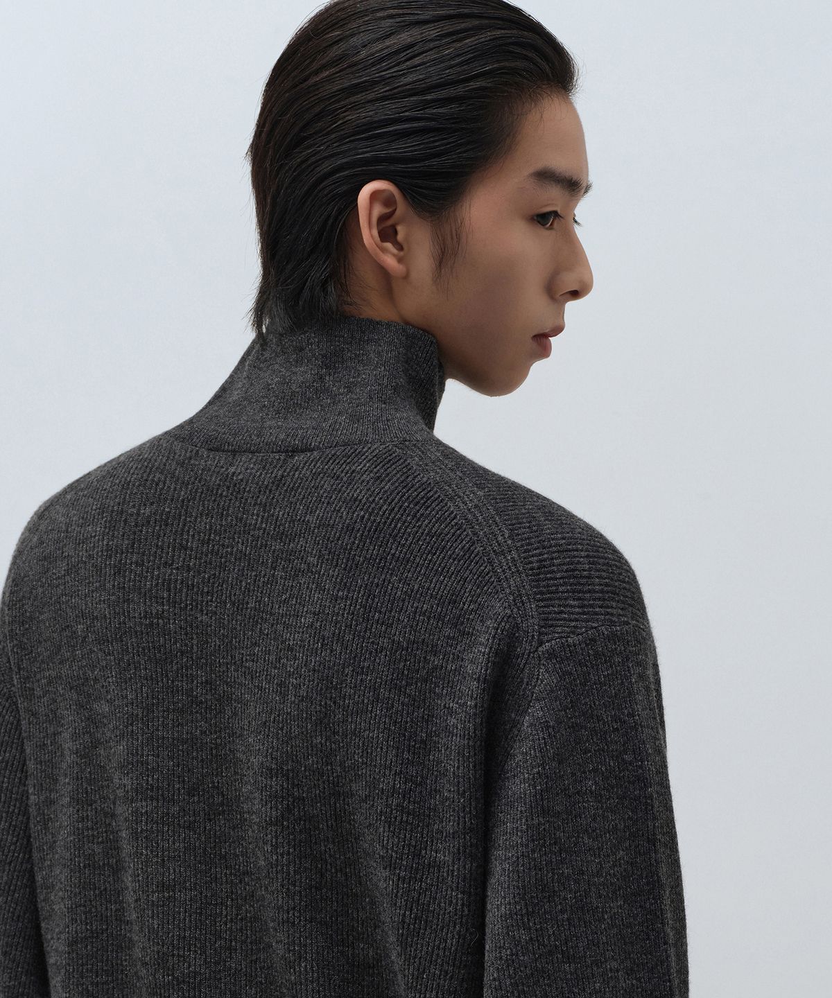 무신사 스탠다드(MUSINSA STANDARD) [스토커즈 컬래버][빅토리아 울] 미니멀 리브드 터틀 넥 니트 [미디엄 그레이]