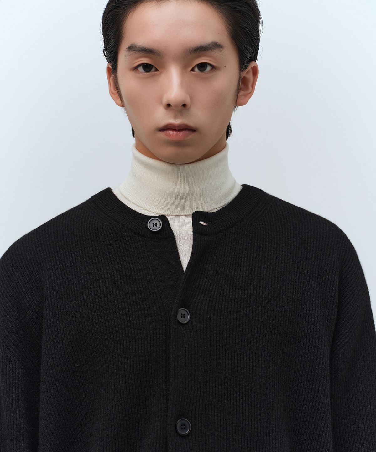 무신사 스탠다드(MUSINSA STANDARD) [스토커즈 컬래버][빅토리아 울] 미니멀 리브드 라운드 넥 가디건 [블랙]