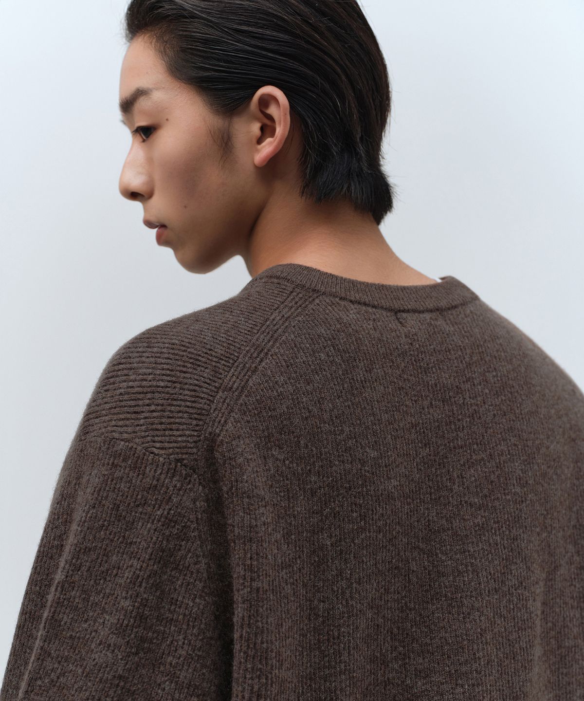 무신사 스탠다드(MUSINSA STANDARD) [스토커즈 컬래버][빅토리아 울] 미니멀 리브드 라운드 넥 가디건 [브라운]
