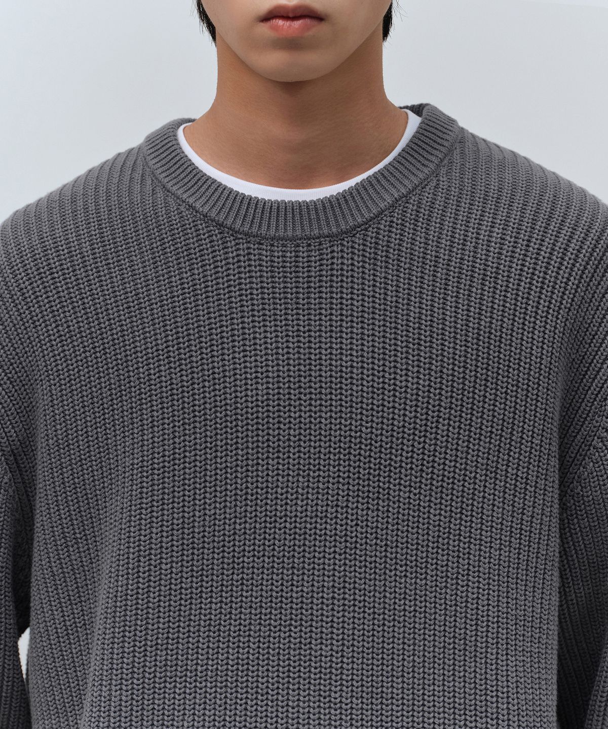 무신사 스탠다드(MUSINSA STANDARD) 그라데이션 리브드 크루 넥 니트 [차콜 그레이]