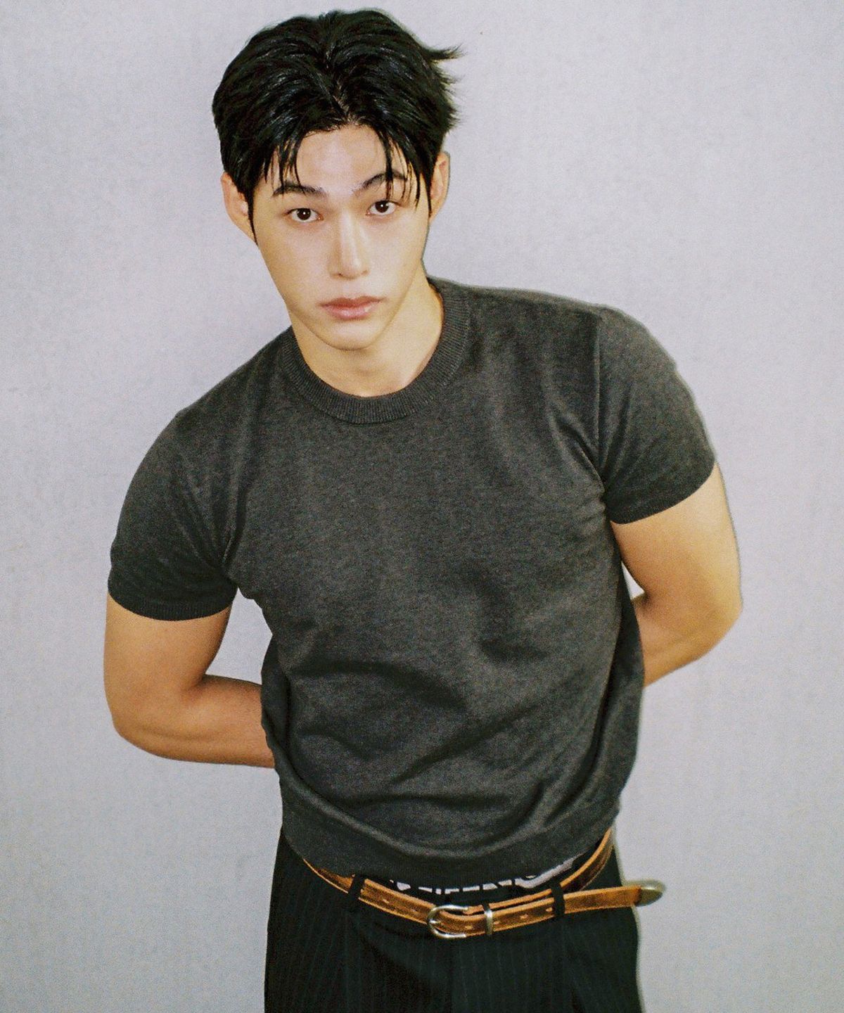 르아르(LEIRE) 머슬핏 라운드 반팔 니트 [차콜]
