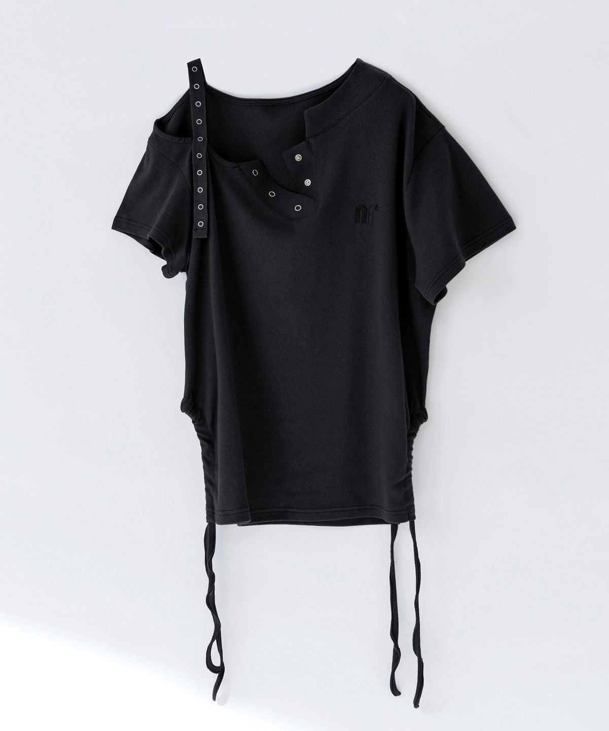 닐링(NILLRING) T18.00 Haff-off-shoulder Short-sleeved T-shirt _ Black