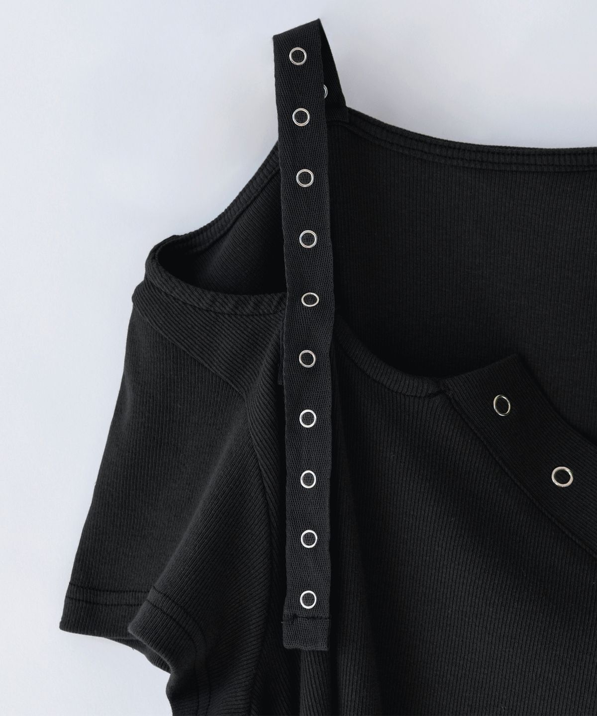 닐링(NILLRING) T18.00 Haff-off-shoulder Short-sleeved T-shirt _ Black