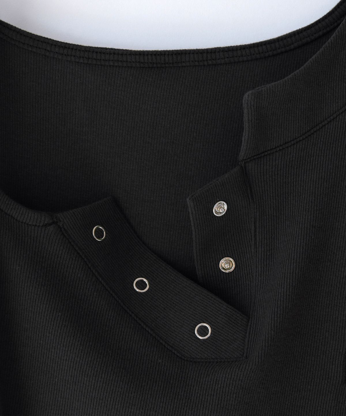 닐링(NILLRING) T18.00 Haff-off-shoulder Short-sleeved T-shirt _ Black