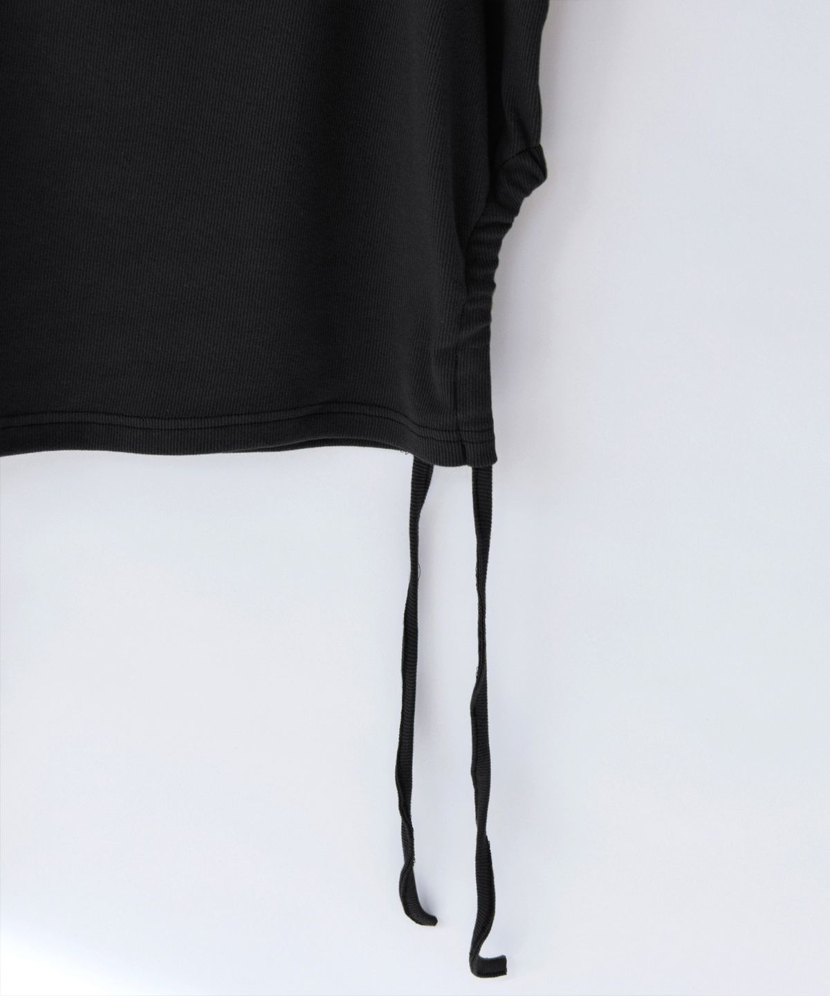 닐링(NILLRING) T18.00 Haff-off-shoulder Short-sleeved T-shirt _ Black