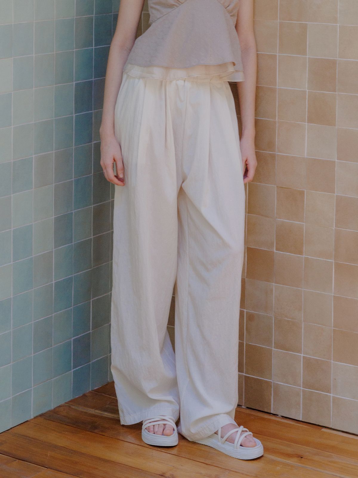 에잇데이즈어위크(EIGHT DAYS A WEEK) 나일론 와이드팬츠 크림AD500